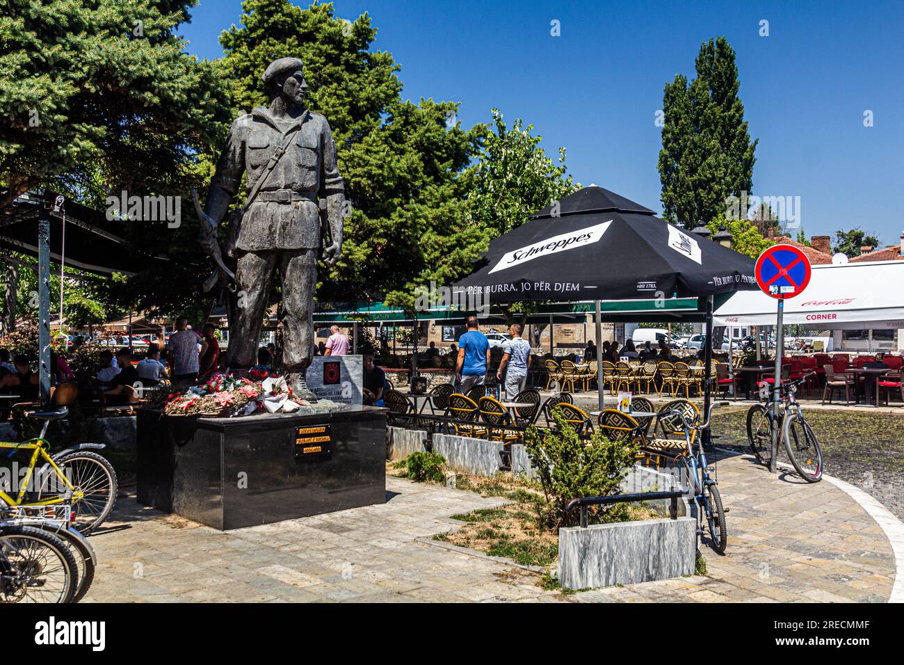 PRIZREN, KOSOVO - 12. AUGUST 2019: Xhevat A. Berisha-Denkmal in Prizren, Kosovo Stockfoto