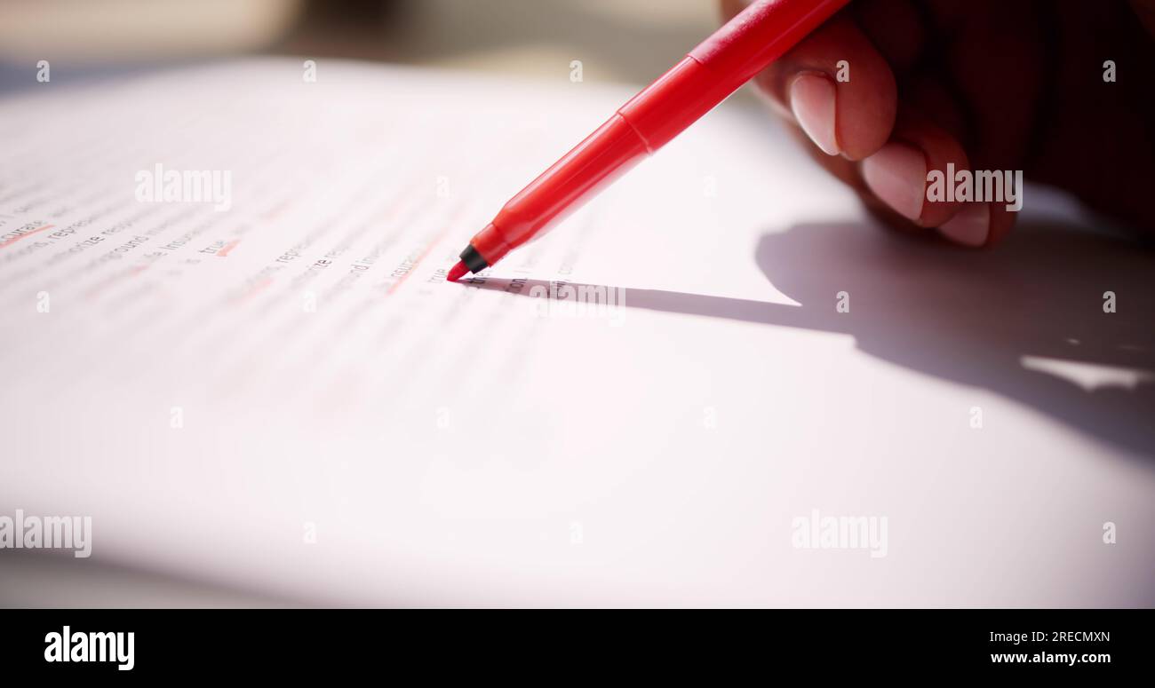 Bearbeitung Und Rechtschreibkorrektur Von Buchskript Oder Textgrammatik Stockfoto
