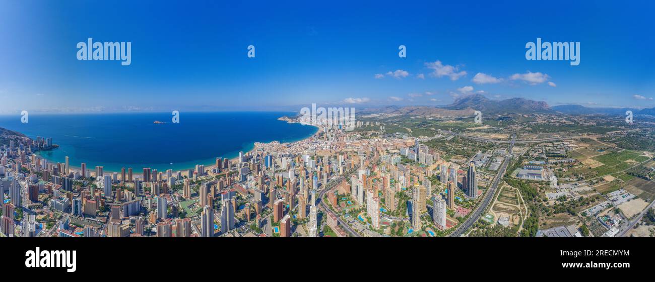 Extrem weitwinkliges Panoramafoto der Stadt Benidorm in Spanien mit einem Panoramablick auf die Drohne auf ganz Benidorm und das Hochhaus Stockfoto