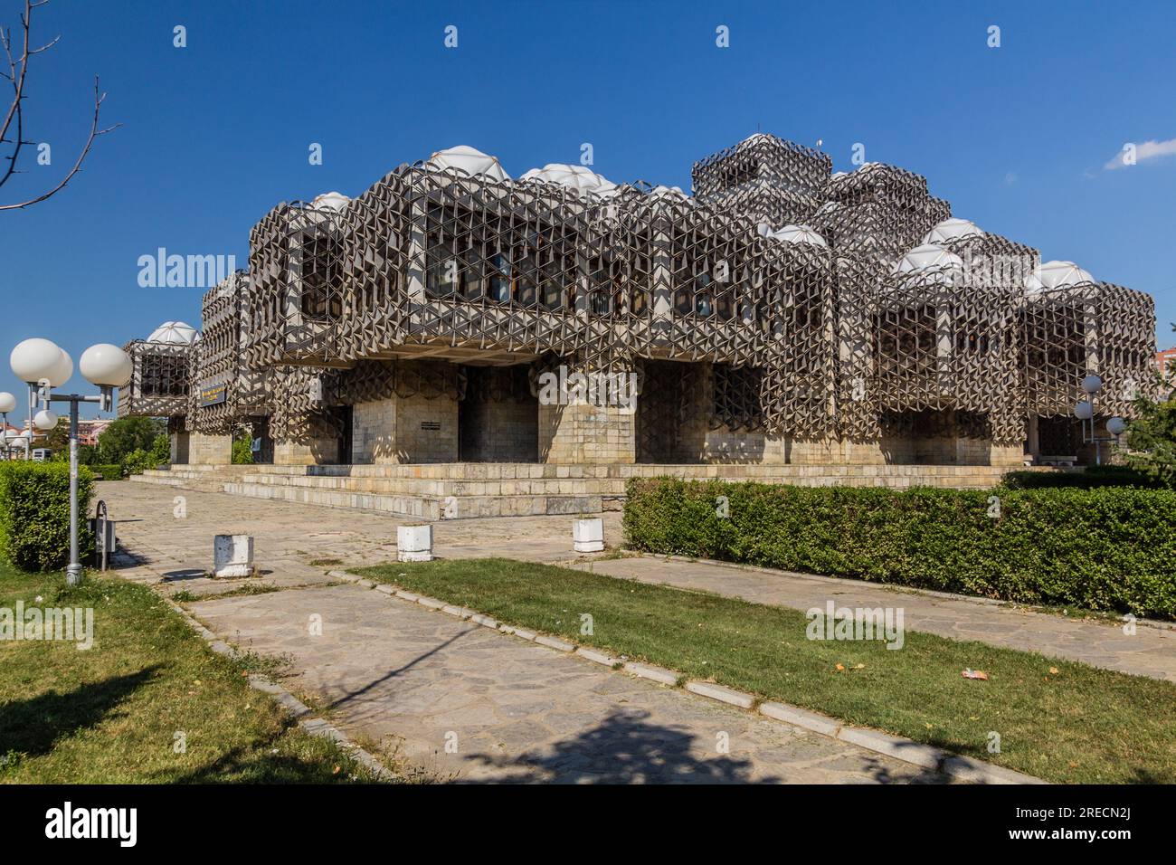 PRISTINA, KOSOVO - 13. AUGUST 2019: Nationalbibliothek des Kosovo in Pristina, Kosovo Stockfoto