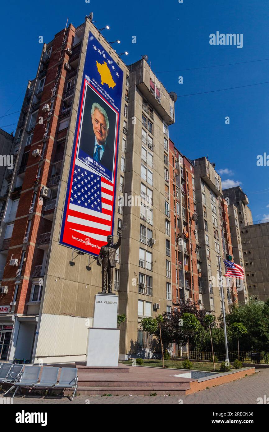 PRISTINA, KOSOVO - 13. AUGUST 2019: Poster Bill Clinton Boulevard in Pristina, Kosovo Stockfoto