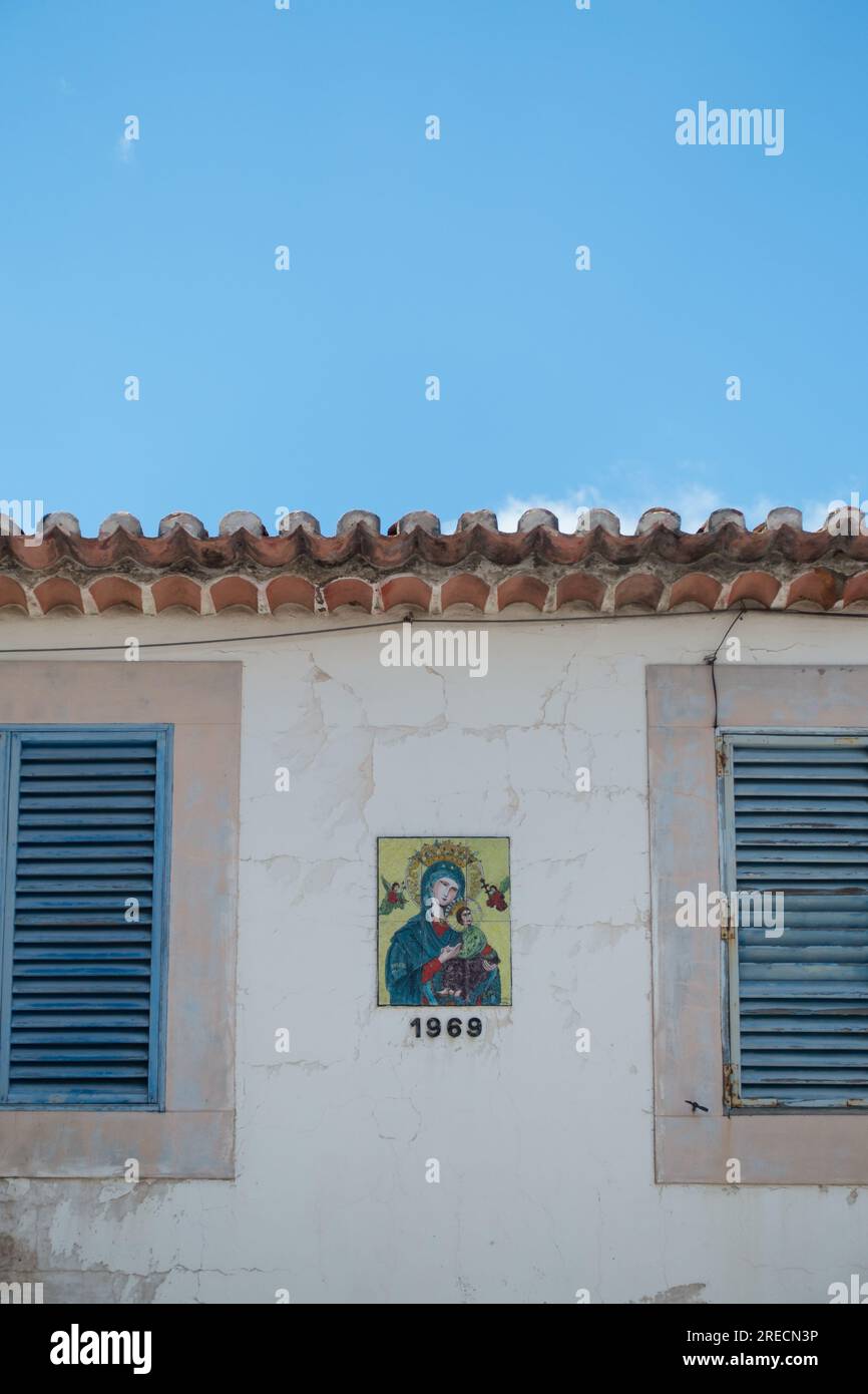 Religiöses Motiv an einer Wand in Machico, Madeira Stockfoto