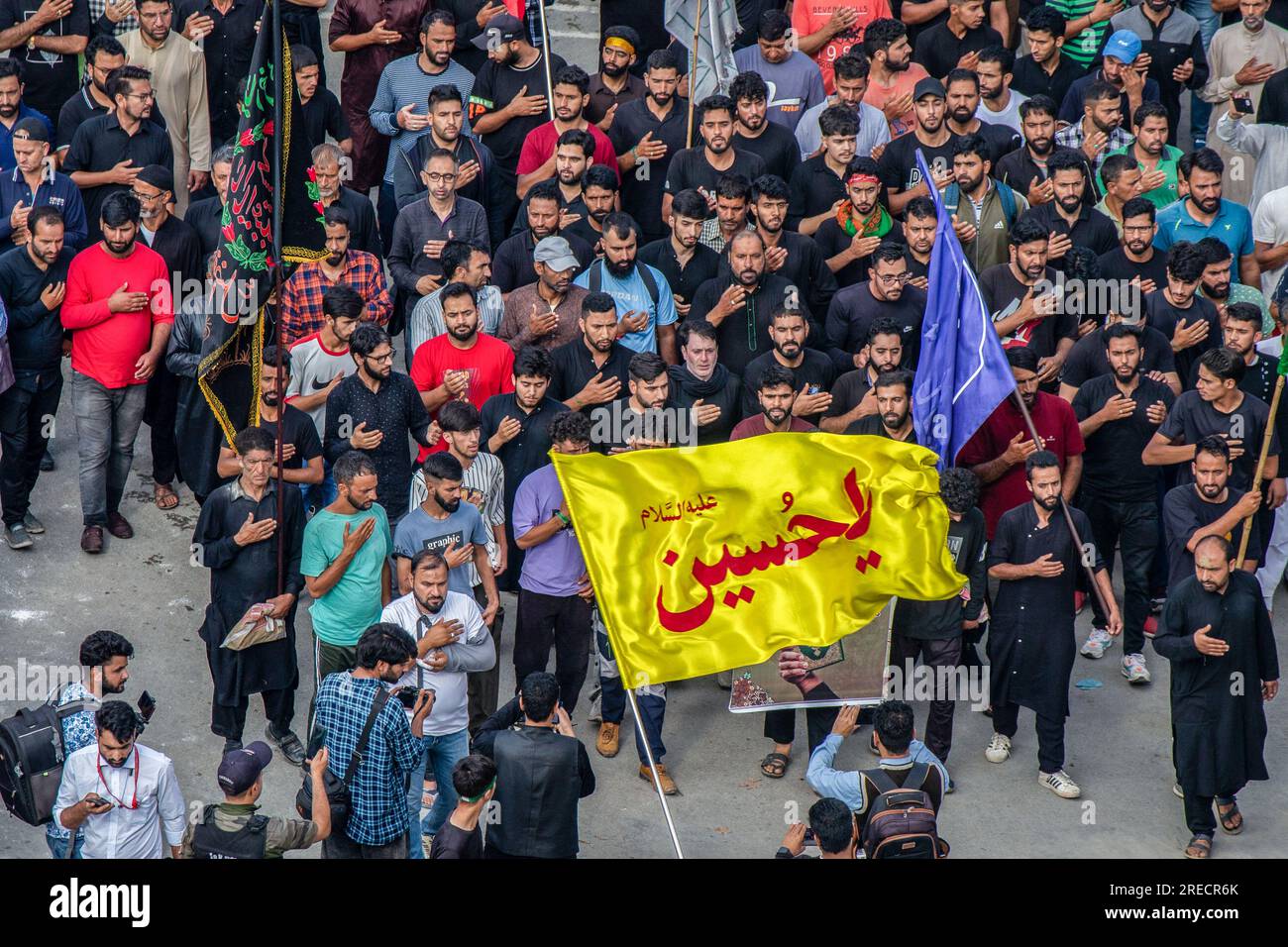 Schiitische Moslems aus Kaschmir nehmen am 8. Tag der Muharram-Prozession während der gedenkfeier der Ashura Teil (10. Tag Muharram). Inmitten strenger Sicherheitsvorkehrungen erlaubten die indischen Behörden nach mehr als drei Jahrzehnten der Muharram-Prozession von 8., die traditionelle Route in Kaschmirs Hauptstadt Srinagar zu passieren. Ashura markiert das Märtyrertum von Imam Hussain, dem Enkel des Propheten Mohammed, und seinen unmittelbaren Familienmitgliedern, die 680 v. Chr. in der Schlacht von Karbala im Südirak getötet wurden. (Foto: Faisal Bashir/SOPA Images/Sipa USA) Stockfoto