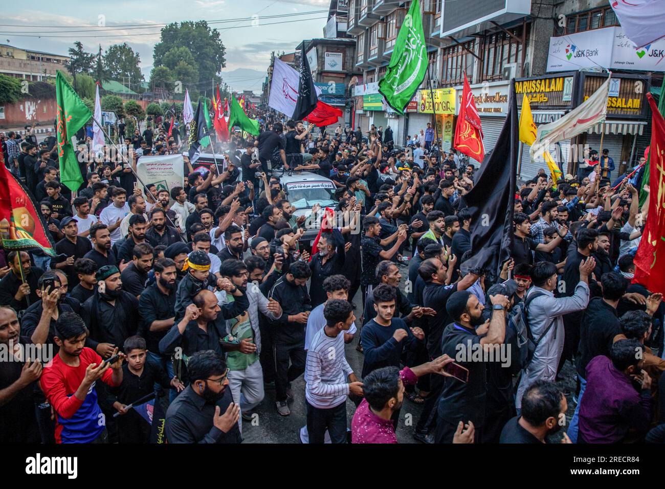 Schiitische Moslems aus Kaschmir trugen religiöse Flaggen, während sie am 8. Tag der Muharram-Prozession während der gedenkfeier der Ashura (10. Tag Muharram) teilnehmen. Inmitten strenger Sicherheitsvorkehrungen erlaubten die indischen Behörden nach mehr als drei Jahrzehnten der Muharram-Prozession von 8., die traditionelle Route in Kaschmirs Hauptstadt Srinagar zu passieren. Ashura markiert das Märtyrertum von Imam Hussain, dem Enkel des Propheten Mohammed, und seinen unmittelbaren Familienmitgliedern, die 680 v. Chr. in der Schlacht von Karbala im Südirak getötet wurden. (Foto: Faisal Bashir/SOPA Images/Sipa USA) Stockfoto