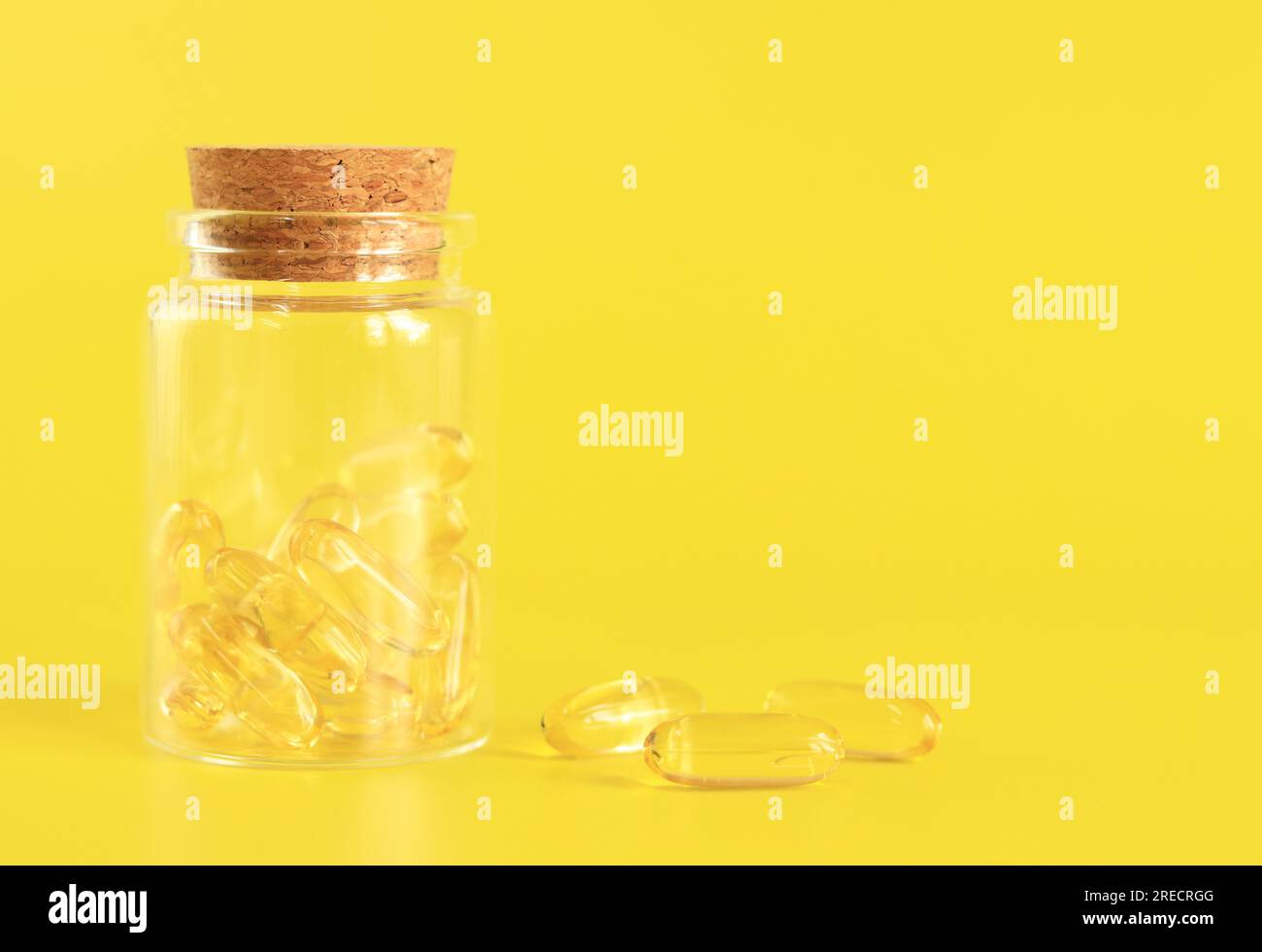 Omega-3 Kapseln in einer Glasflasche auf gelbem Hintergrund. Gesundheitsfürsorge, medizinische Pillen und Nahrungsergänzungsmittel. Gesundheitskonzept. Ungesättigte Fettsäuren A Stockfoto