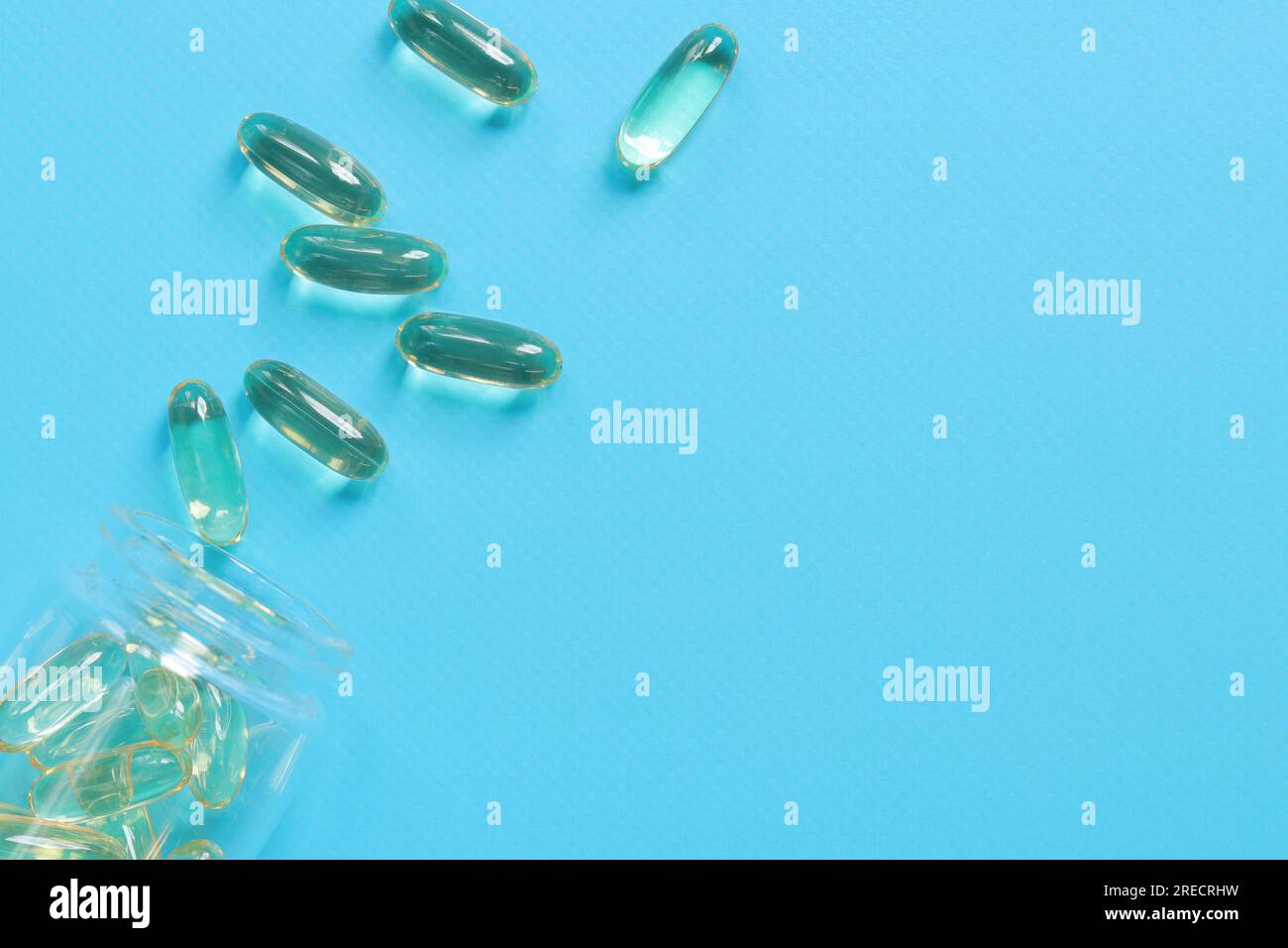 Omega 3. Kapseln in einer Glasflasche auf blauem gummiertem Hintergrund, Draufsicht. Gesundheitsfürsorge, medizinische Pillen und Nahrungsergänzungsmittel. Gesundheitskonzept Stockfoto