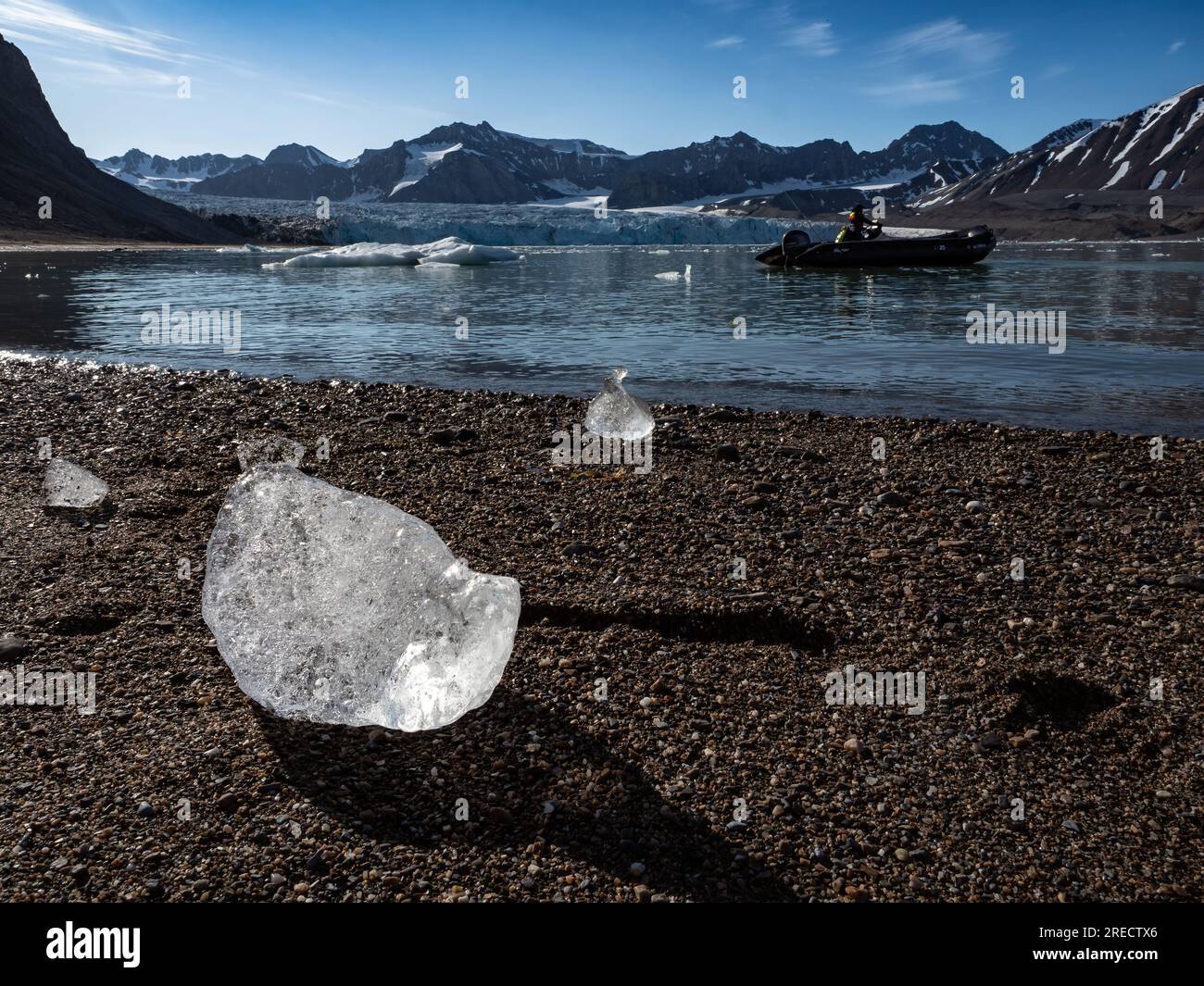 Eis am felsigen Strand der Fjortende Julibukta Bay in Svalbard, Norwegen Stockfoto