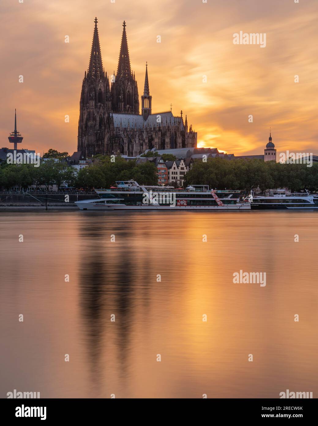 KÖLN, DEUTSCHLAND - 10. JULI 2023: Kölner Dom gegen Sonnenuntergang am 10. Juli 2023 in Deutschland, Europa Stockfoto
