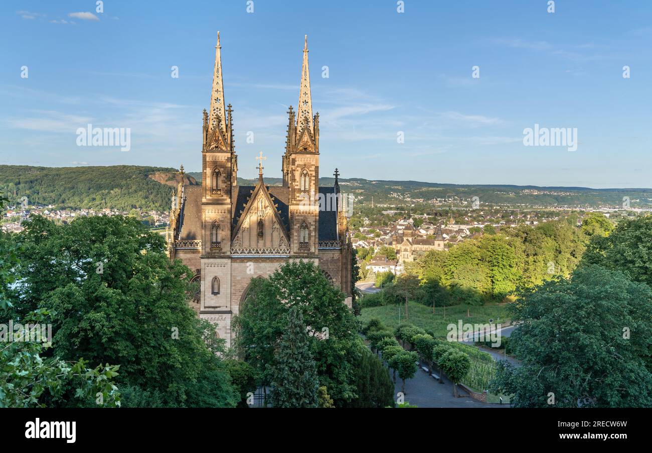 REMAGEN, DEUTSCHLAND - 6. JULI 2023: Panoramabild der Apollinaris-Kirche vor dem blauen Himmel am 6. Juli 2023 in Remagen Stockfoto