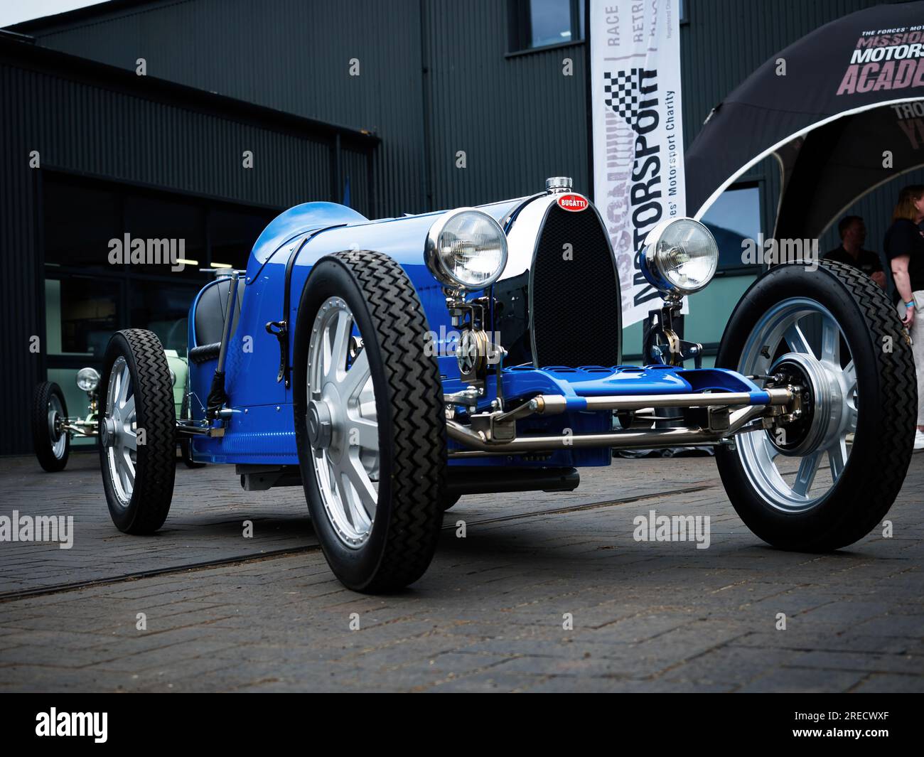 Das von der Little Car Co hergestellte Bugatti Electric Children's Car wird beim Bicester Heritage's Flywheel Festival 2023 in Bicester, Oxfordshire, Großbritannien, ausgestellt. Stockfoto
