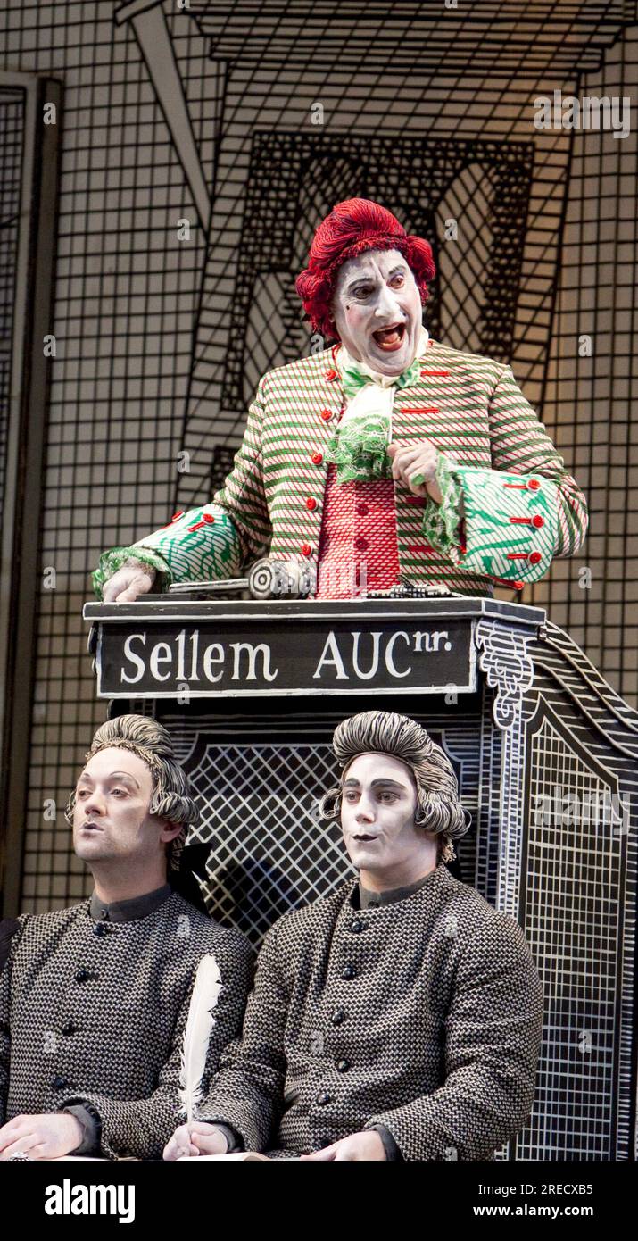 Die Auktionsszene: Graham Clark (Sellem) in THE RAKE's PROGRESS beim Glyndebourne Festival Opera, East Sussex, England 08/08/2010 Musik: Igor Stravinsky libretto: W H Auden & Chester Kallman Dirigent: Vladimir Jurowski Design: David Hockney Beleuchtung: Robert Bryan Regisseur: John Cox Stockfoto