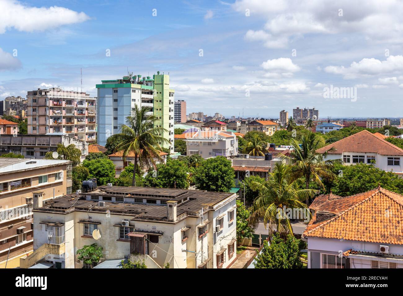 Blick auf Häuser und Apartments in den zentralen Vororten von Maputo, Mosambik Stockfoto