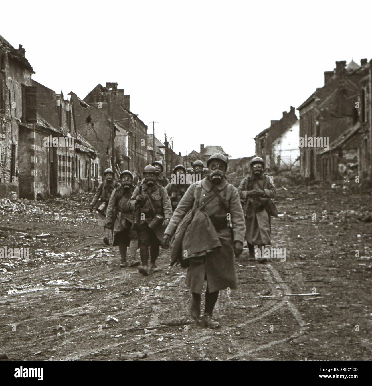 Premiere Guerre Mondiale, Regiment d'Infanterie francais, avec un masque a gaz, en Reconnaissance dans des ruines apres un lache de gaz. Fotografie, 1914-1918, Paris. Stockfoto