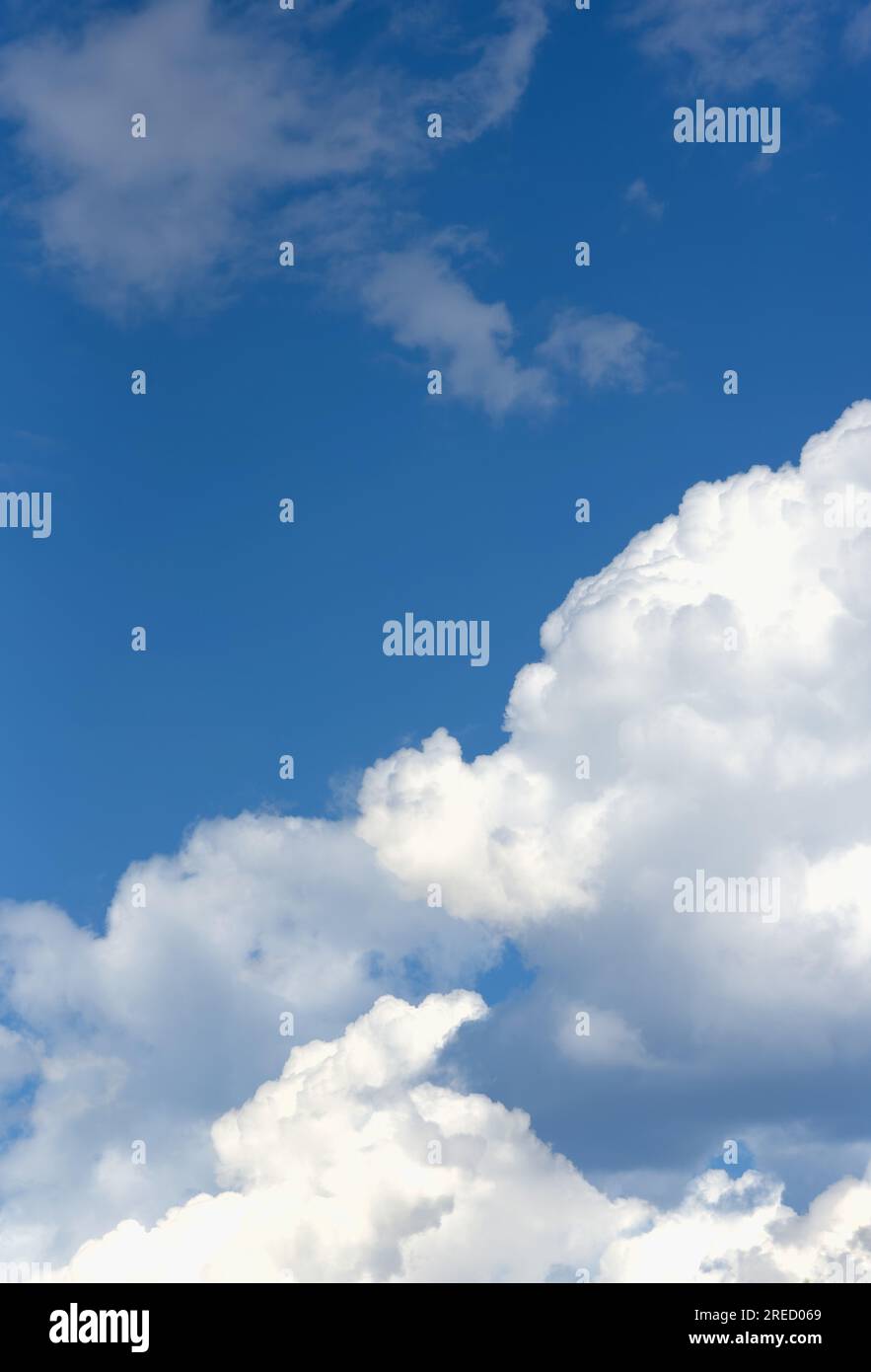 Cumulus Wolkenformation gegen blauen Himmel, Großbritannien Stockfoto