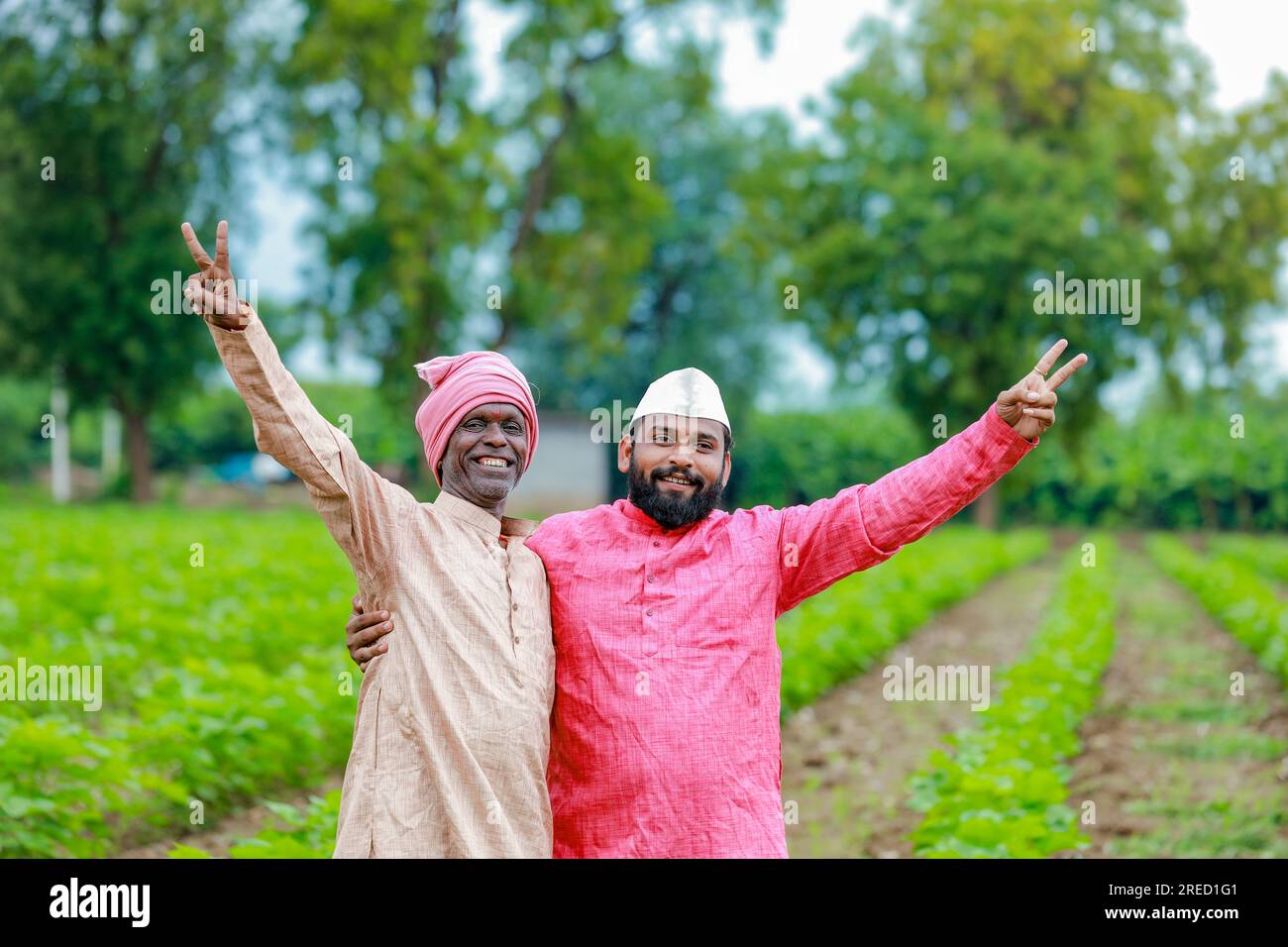 Indische Landwirtschaft, zwei Bauern auf der Farm, glücklicher Bauer, Bauer und Arbeiter Stockfoto