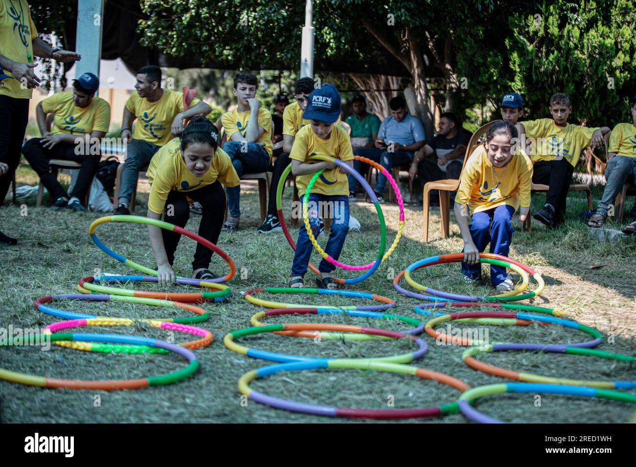 Gaza, Palästina. 25. Juli 2023. Palästinensische amputierte Kinder spielen in einem Sommercamp für psychologische Unterstützung für Amputierte, das von der Palästinensischen Kinderhilfsgesellschaft (PKRF) in Khan Yunis im südlichen Gazastreifen gesponsert wird. Kredit: SOPA Images Limited/Alamy Live News Stockfoto