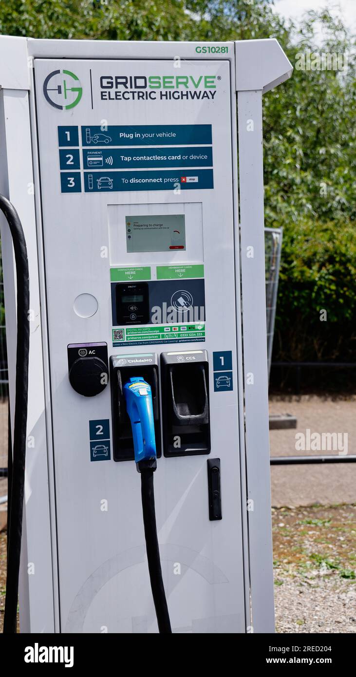 Transport, Straße, Auto, Gridserve Electric Highway nachhaltige Ladestation, Killington Lake Services, Kendal, auf der M6, Cumbria, England. Stockfoto