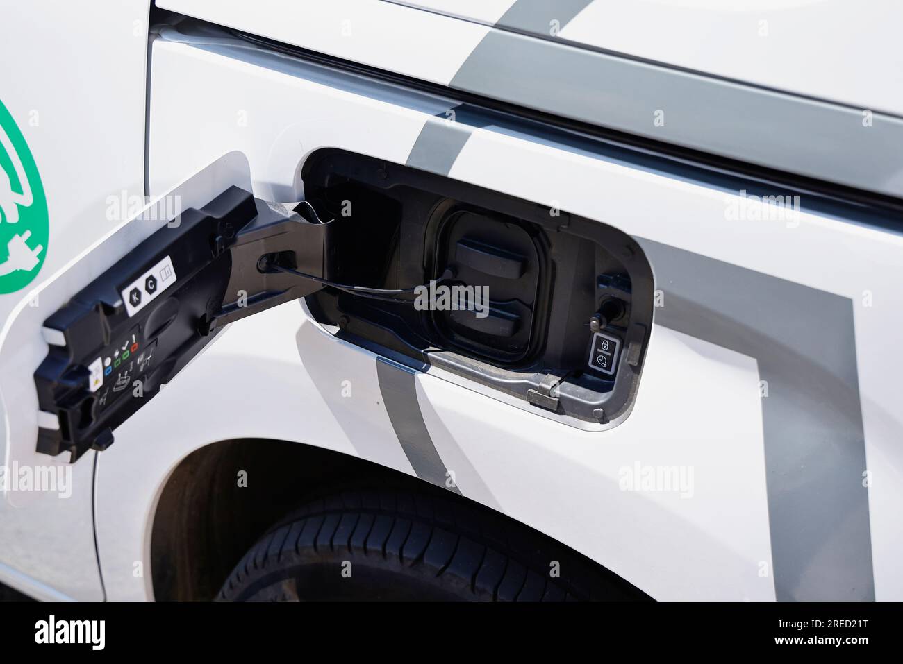 Transport, Straße, Auto, Ladeanschluss und Klappe am Elektrofahrzeug. Stockfoto