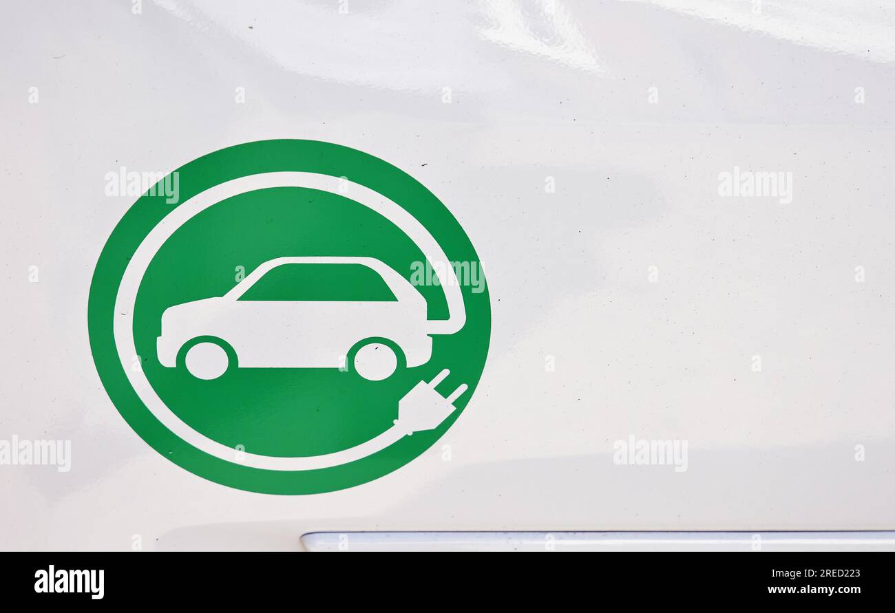 Transport, Straße, Auto, grünes Schild für elektrische Ladestation. Stockfoto
