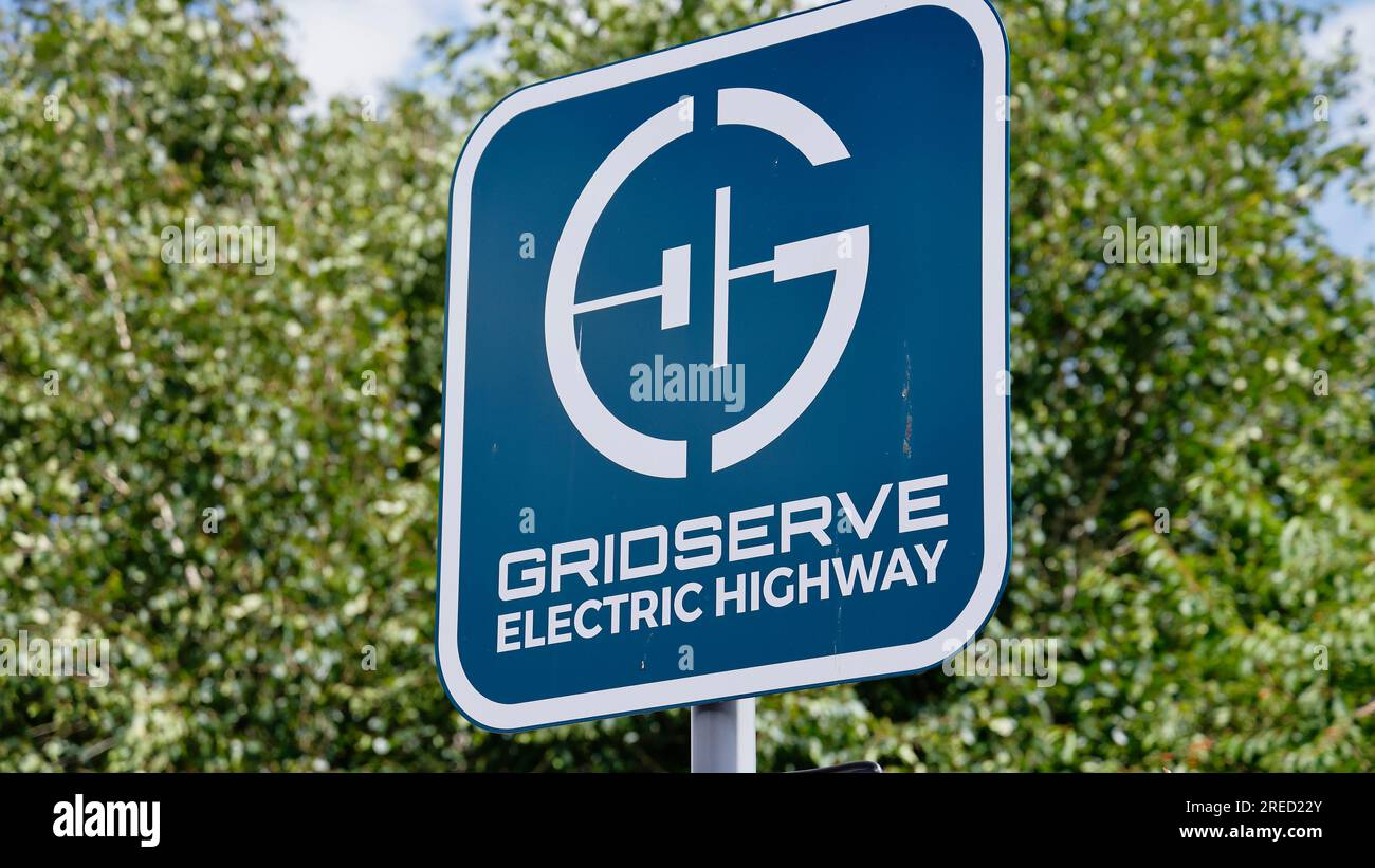 Transport, Straße, Auto, Schild für die Ladestation von Gridserve Energy für elektrische Autobahnen. Stockfoto
