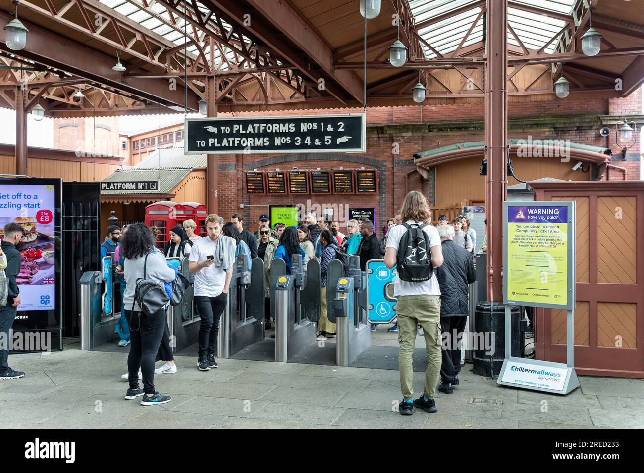 Passagiere, die den Bahnsteig am Bahnhof Birmingham Moor Street in Birmingahm, West Midlands, Großbritannien, am 23. Juli 2023 verlassen Stockfoto