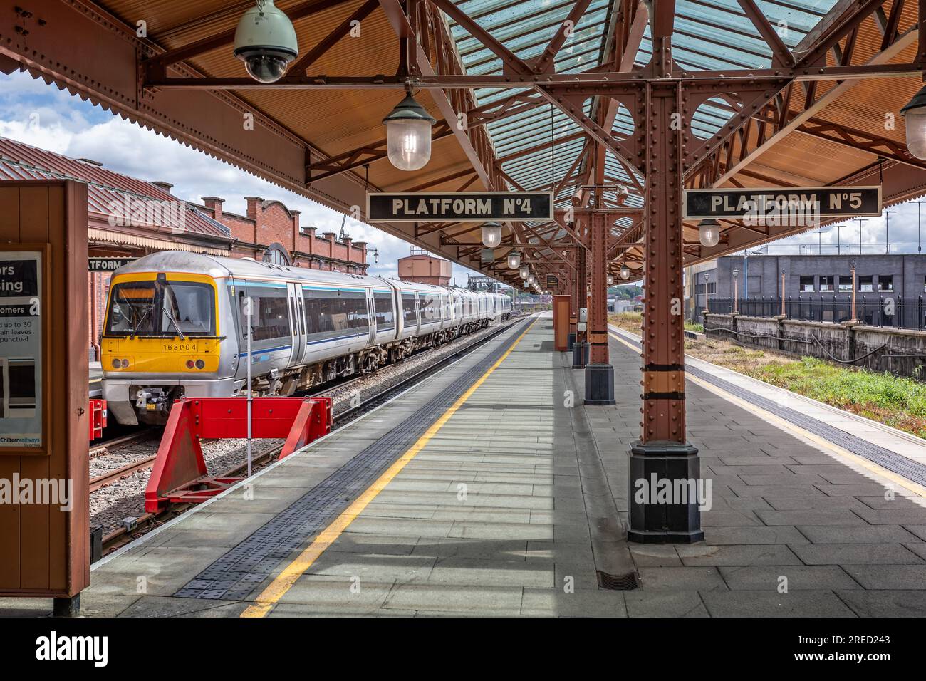 Zug am Bahnsteig 4 in Birmingham Moor Street Railway Station in Birmingahm, West Midlands, Großbritannien, am 23. Juli 2023 Stockfoto