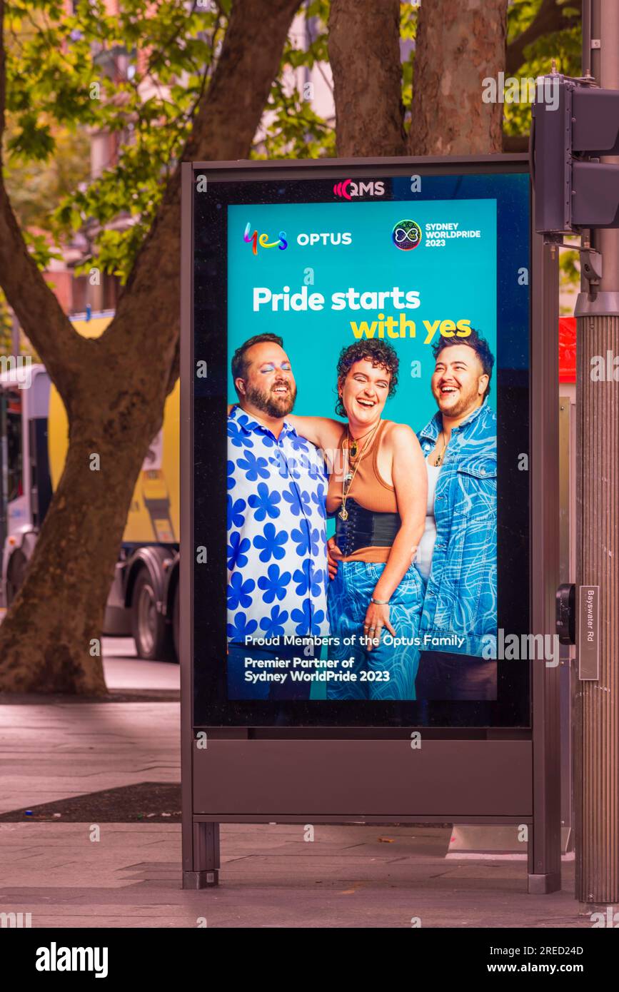 Ein elektronisches Plakat für Optus Telecommunications, das die World Pride Week 2023 in Sydney, Australien, sponsert Stockfoto