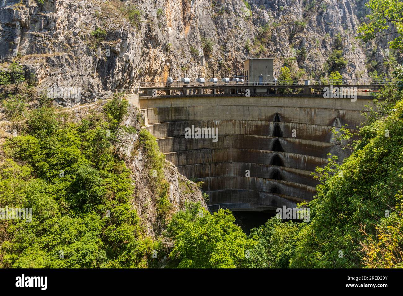 Blick auf den Matka-Staudamm in Nordmazedonien Stockfoto