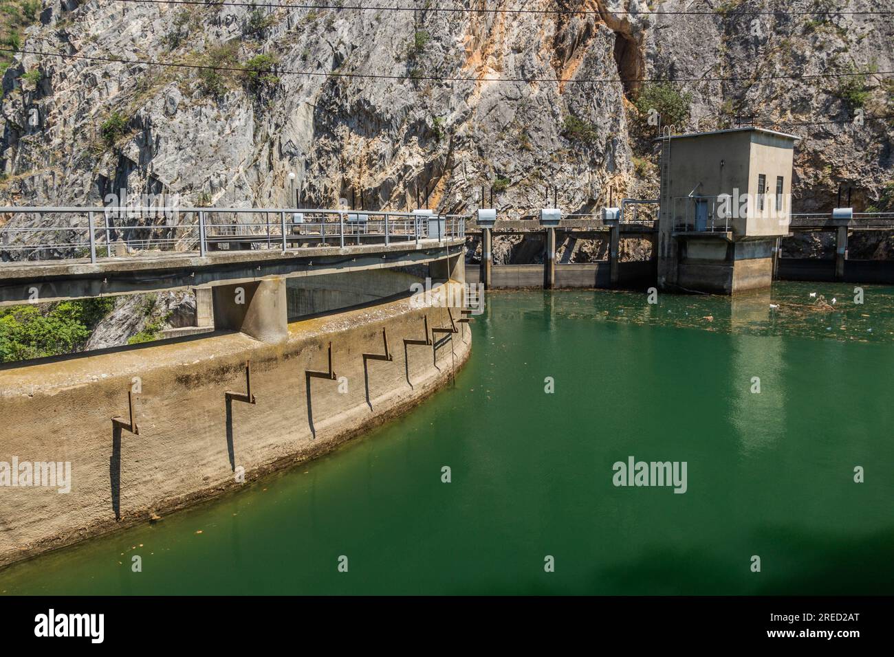 Blick auf den Matka-Staudamm in Nordmazedonien Stockfoto