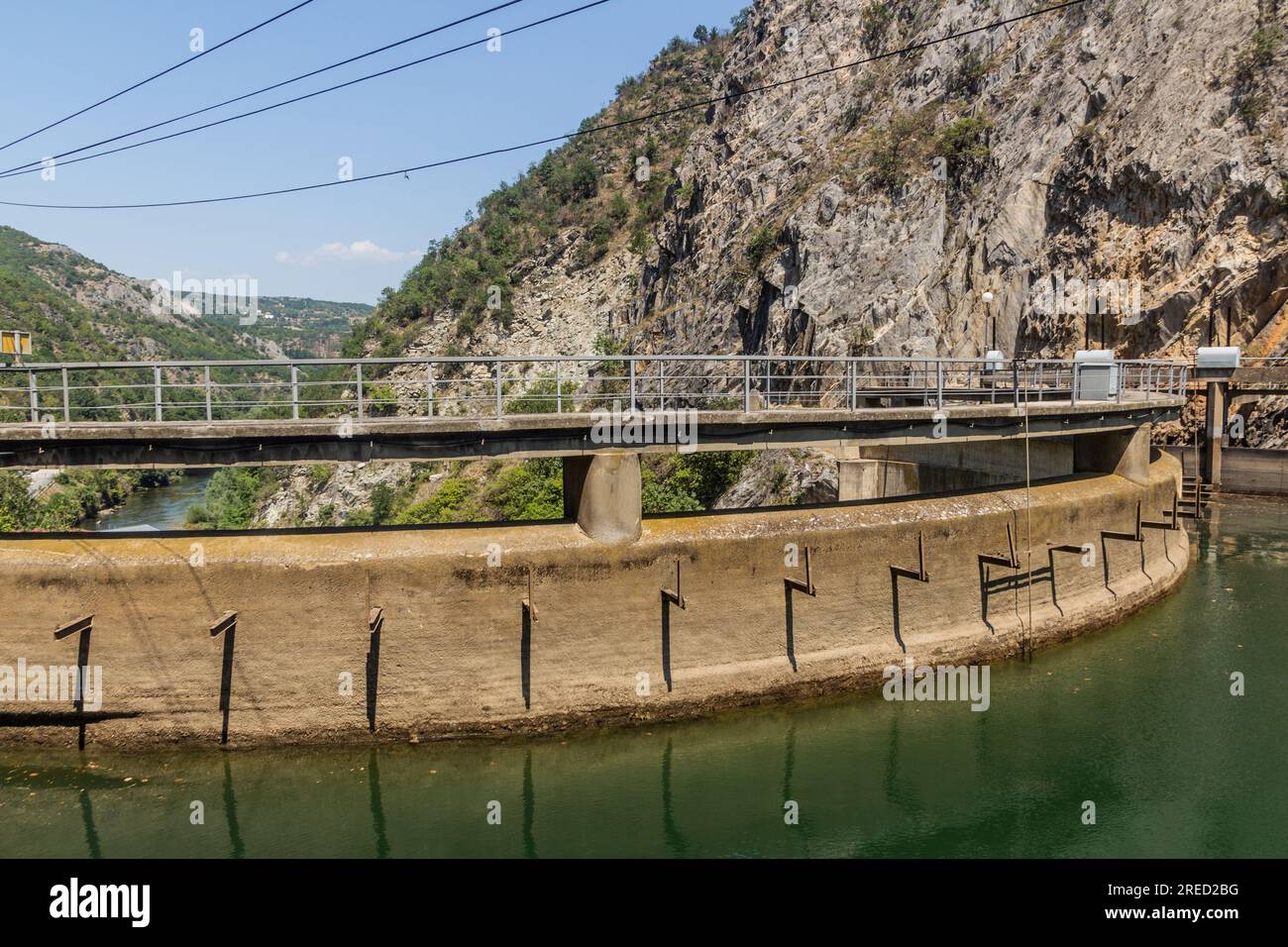 Blick auf den Matka-Staudamm in Nordmazedonien Stockfoto