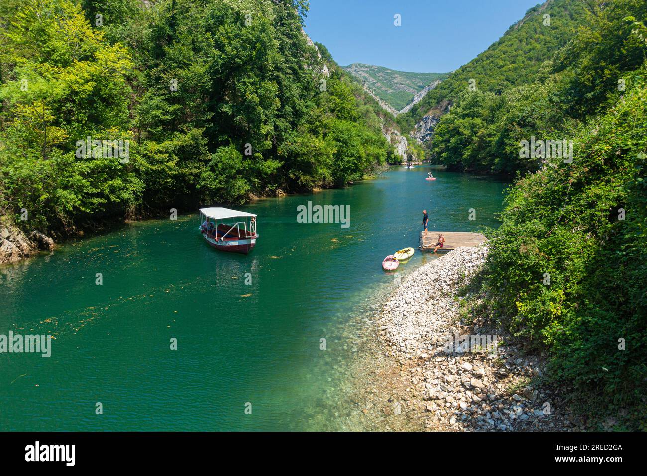 MATKA, NORDMAZEDONIEN - 10. AUGUST 2019: Blick auf den Matka Canyon in Nordmazedonien Stockfoto