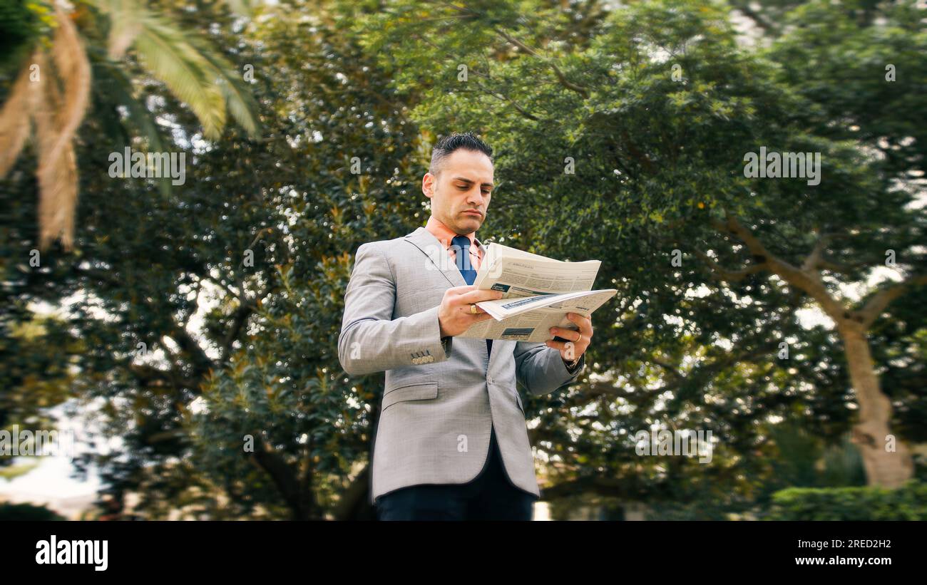 Der Mann Mit Der Zeitung Im Park Stockfoto