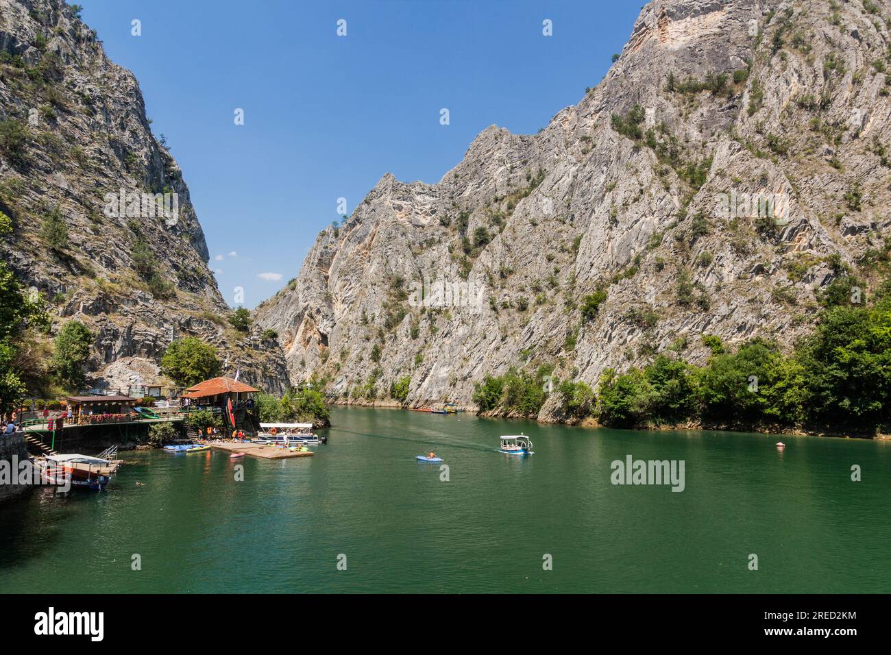 MATKA, NORDMAZEDONIEN - 10. AUGUST 2019: Bootsfahrt im Matka Canyon in Nordmazedonien Stockfoto