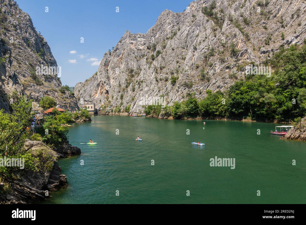MATKA, NORDMAZEDONIEN - 10. AUGUST 2019: Bootsfahrt im Matka Canyon in Nordmazedonien Stockfoto