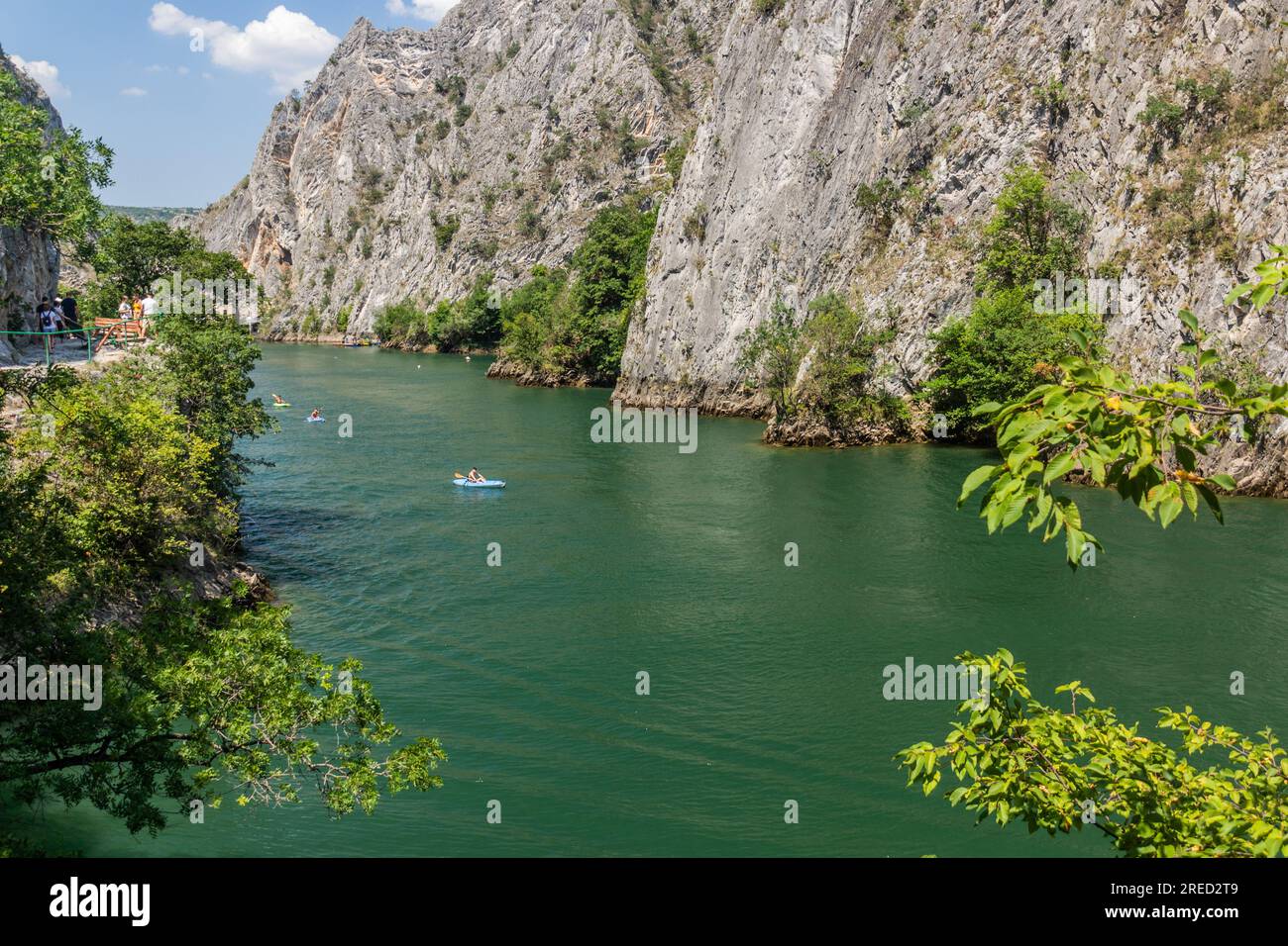 MATKA, NORDMAZEDONIEN - 10. AUGUST 2019: Bootsfahrt im Matka Canyon in Nordmazedonien Stockfoto