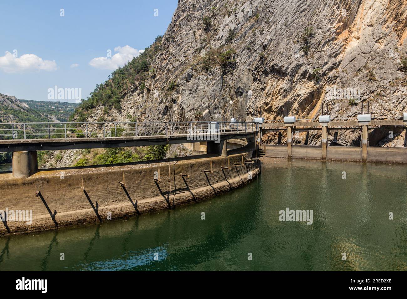 Blick auf den Matka-Staudamm in Nordmazedonien Stockfoto