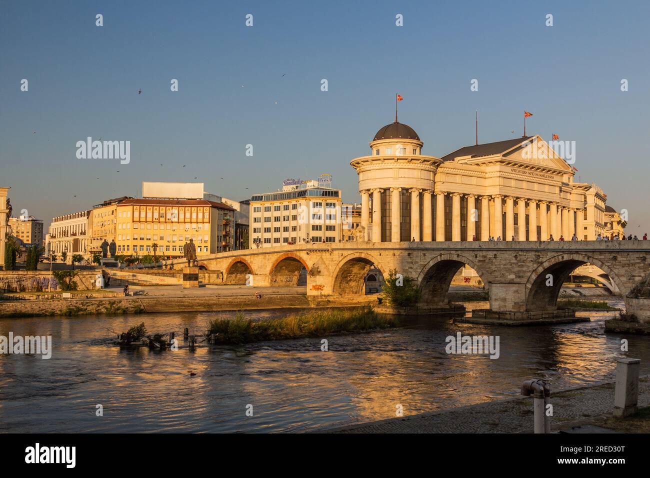 SKOPJE, NORDMAZEDONIEN - 10. AUGUST 2019: Steinbrücke und Archäologisches Museum der Republik Mazedonien in Skopje, Nordmazedonien Stockfoto