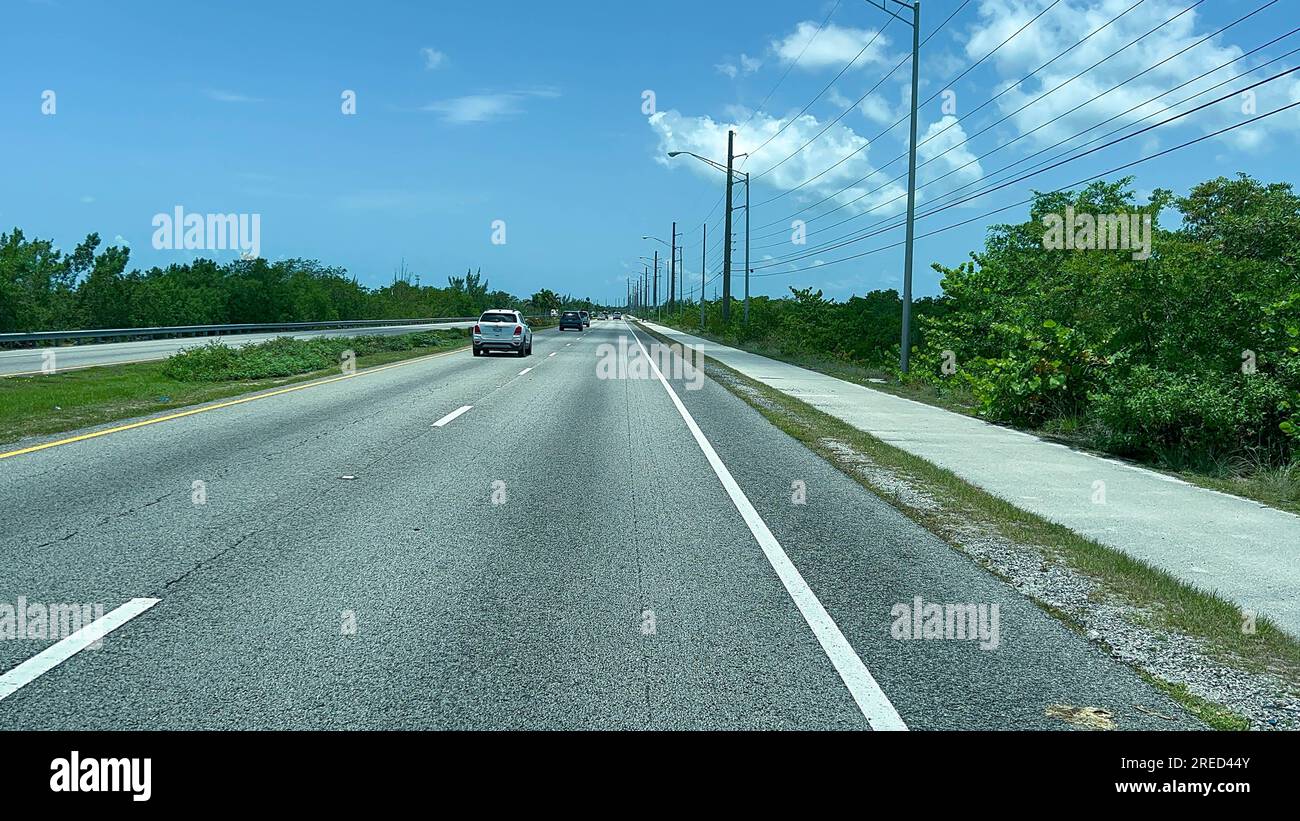 Stock Island, Florida, USA - 16. Juli 2023: Fahrt auf dem Highway A1A durch Stock Island in Richtung Key West, FL. Stockfoto
