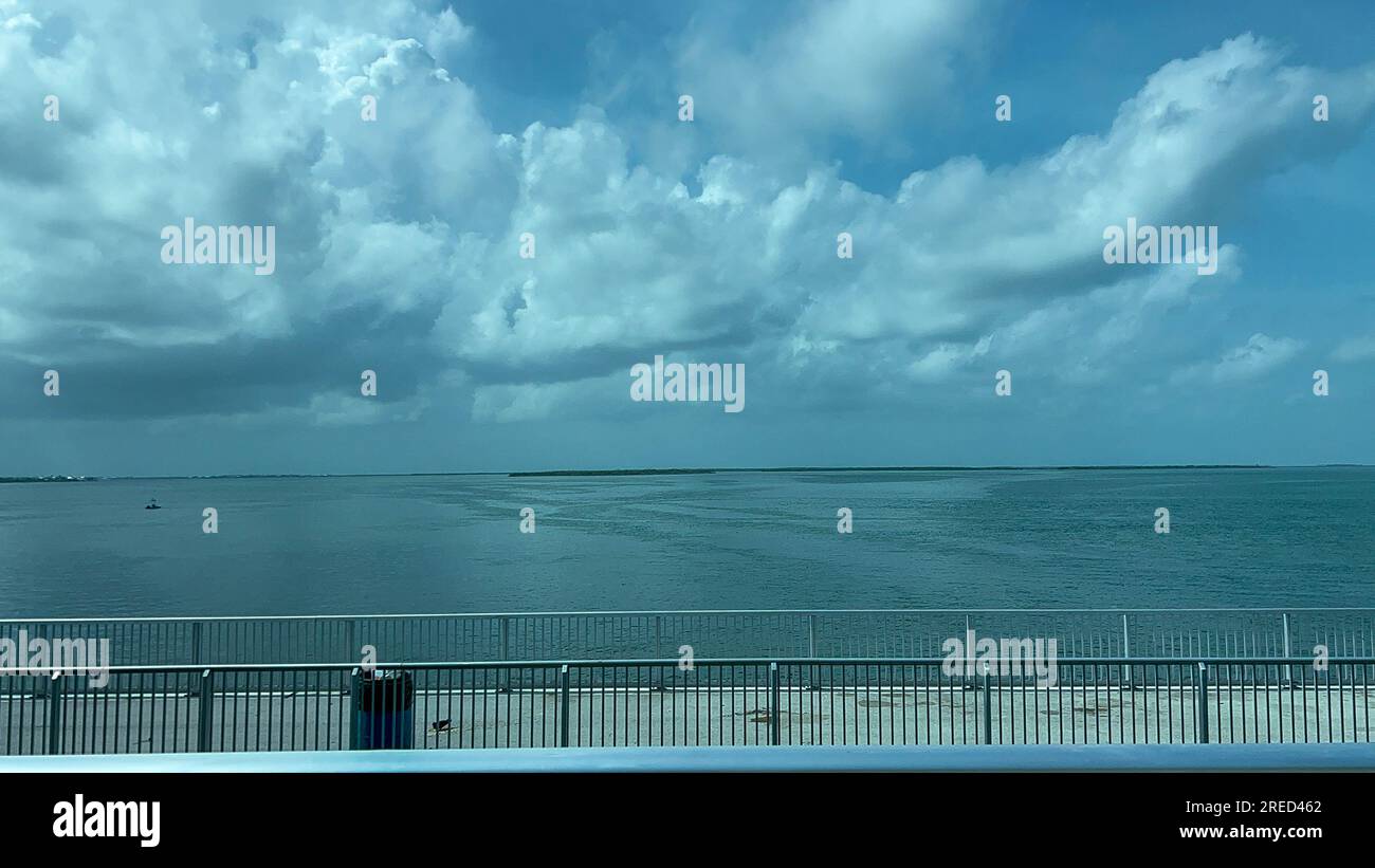 Big Pine Key, Florida, USA - 16. Juli 2023: Fahrt auf dem Highway A1A über eine Brücke in Big Pine Key, Florida. Stockfoto