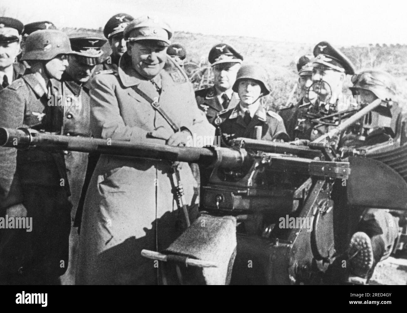 Hermann Göring (links) besucht Truppen in Italien und inspiziert eine Flugabwehrposition mit einem 3,7cm Flak 37. [Maschinelle Übersetzung] Stockfoto