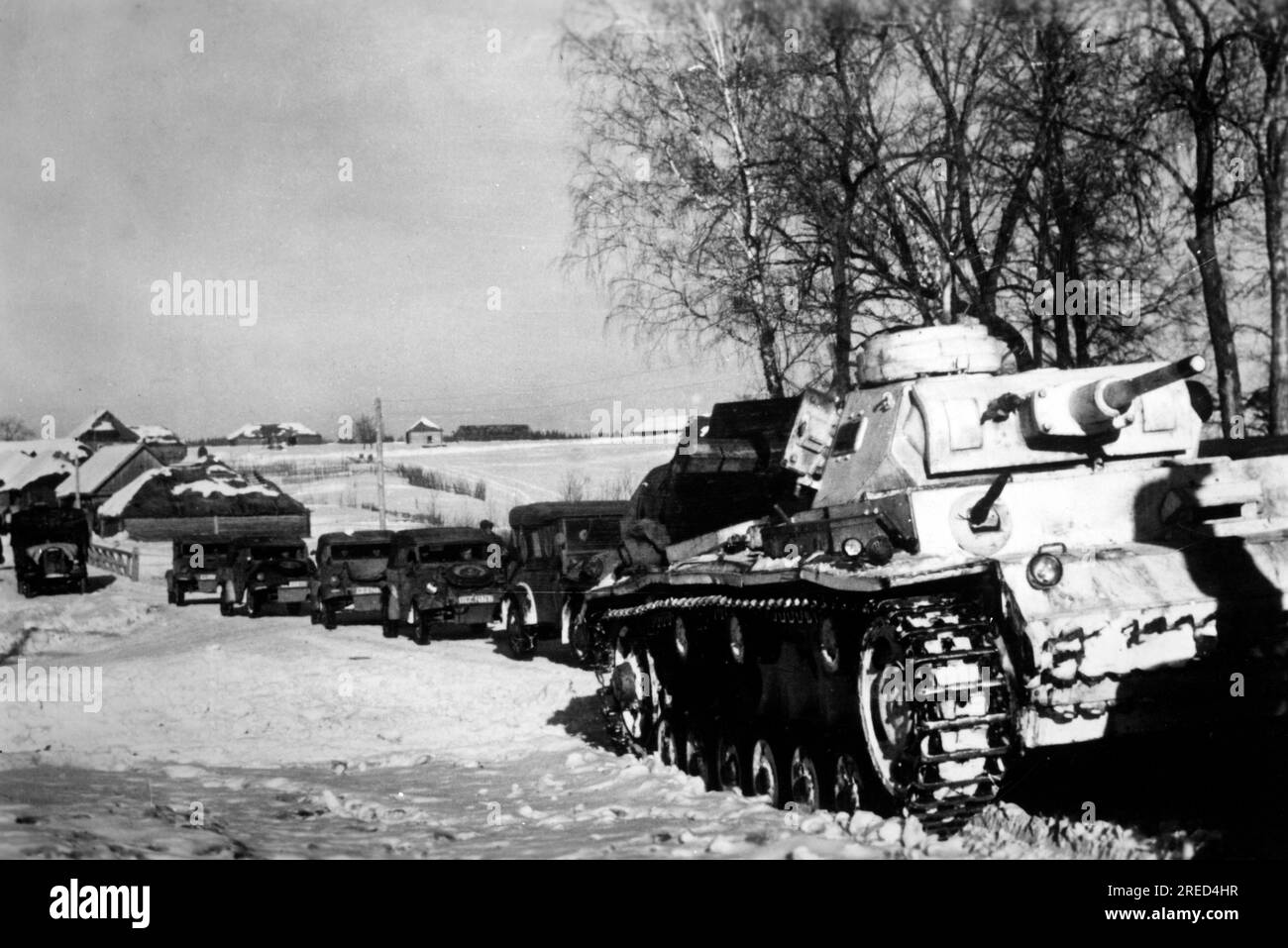 Deutsche Kolonne im mittleren Teil der Ostfront bei Vyazma. Vor einem Panzer III Foto: Gebauer. [Maschinelle Übersetzung] Stockfoto