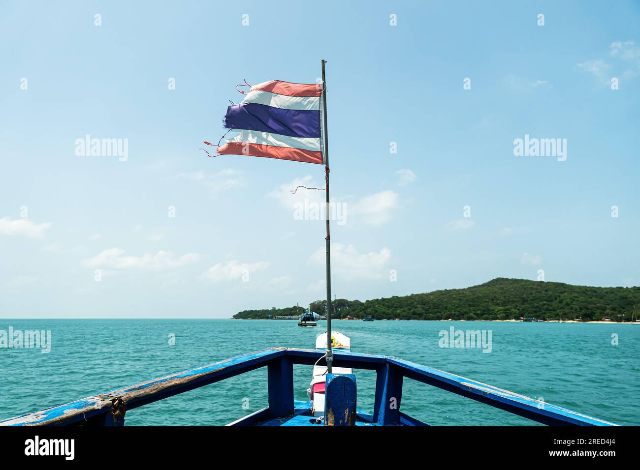 Selektiver Fokus. Thailändische Flagge am Heck eines Schiffes. Das Boot ist unterwegs. Schiffslaterne in Thailand. Thai-Flagge Stockfoto