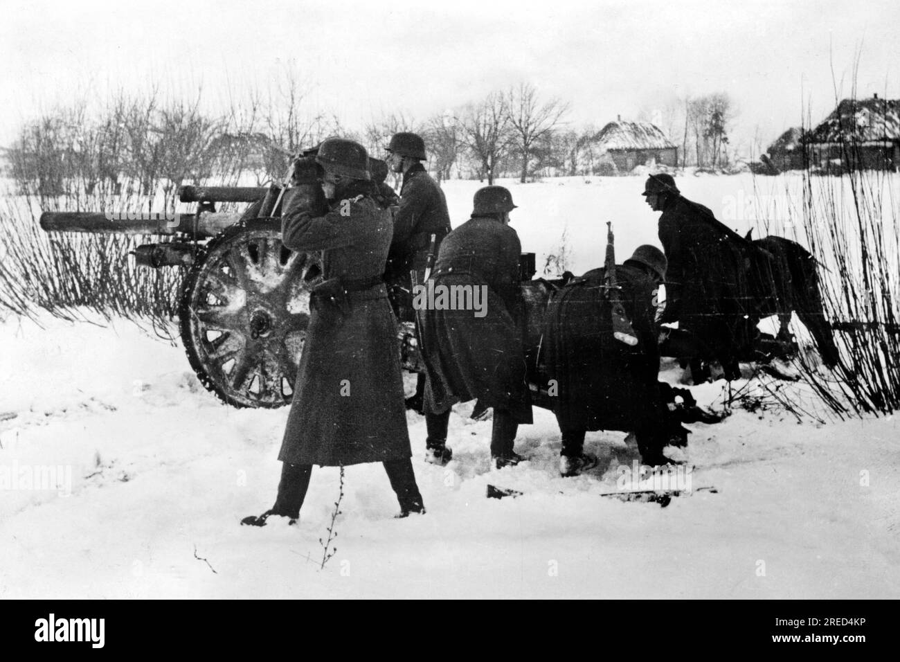 Deutsche Soldaten kämpfen gegen russische Panzer mit einem 10,5cm-Lichtfeldhowitzer im mittleren Teil der Ostfront. Foto: Lüthge. [Maschinelle Übersetzung] Stockfoto