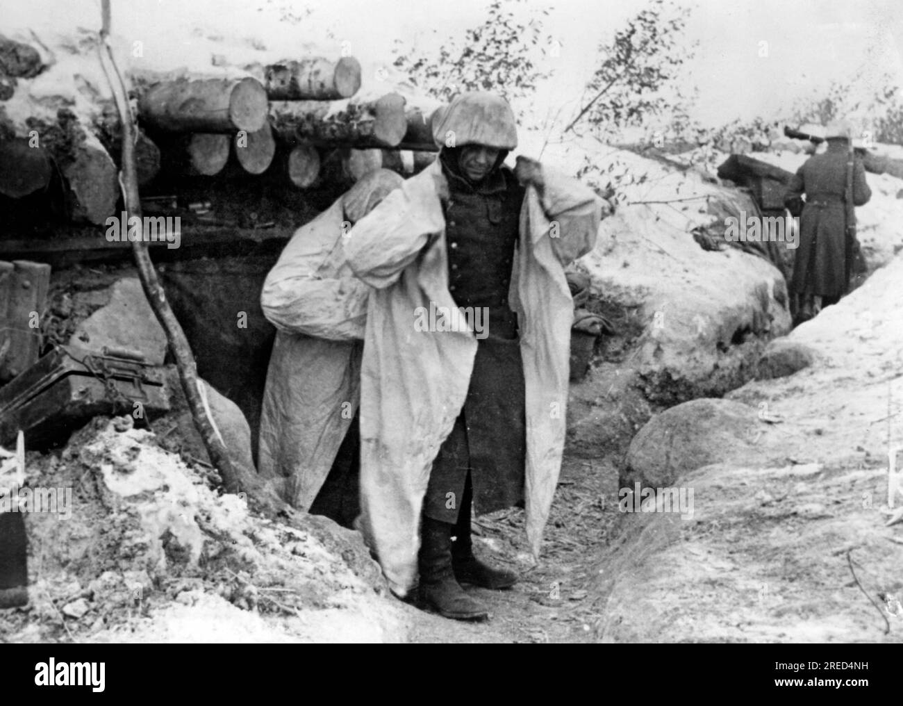 Deutsche Soldaten ziehen weiße Mäntel an, nachdem sie ihren Unterschlupf verlassen haben. Foto: Ebert. [Maschinelle Übersetzung] Stockfoto