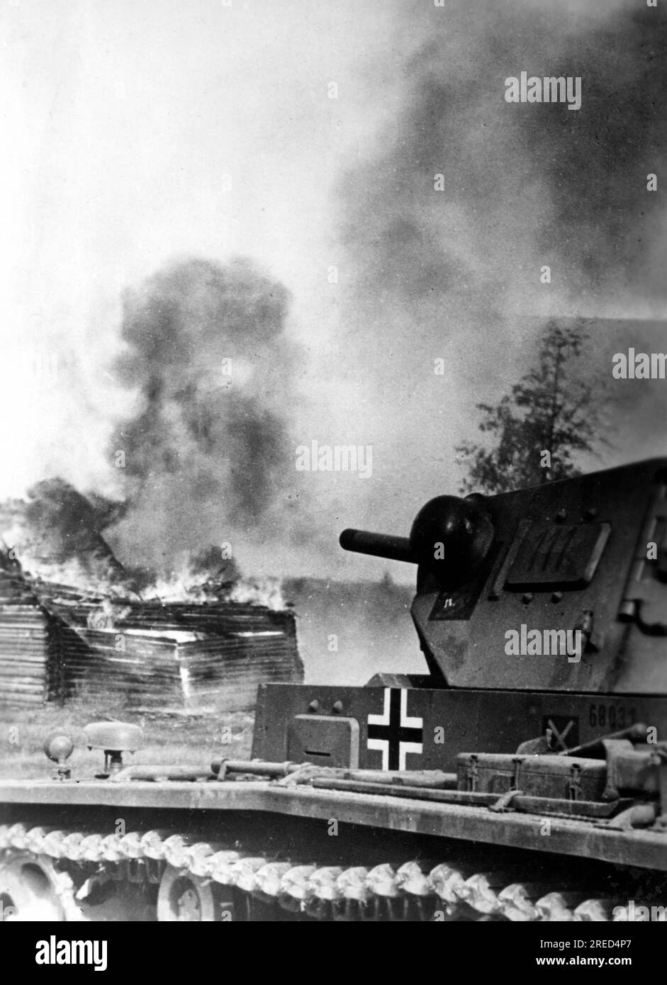 Deutscher Panzer III im Kampf um ein Dorf Lasinsi. Foto: Tannenberg [maschinelle Übersetzung] Stockfoto
