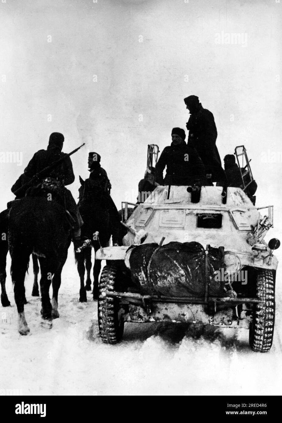 Eine deutsche Patrouille und ein Panzerwagen SdKfz. 222 an der Ostfront. Foto: Kraayvanger. [Maschinelle Übersetzung] Stockfoto