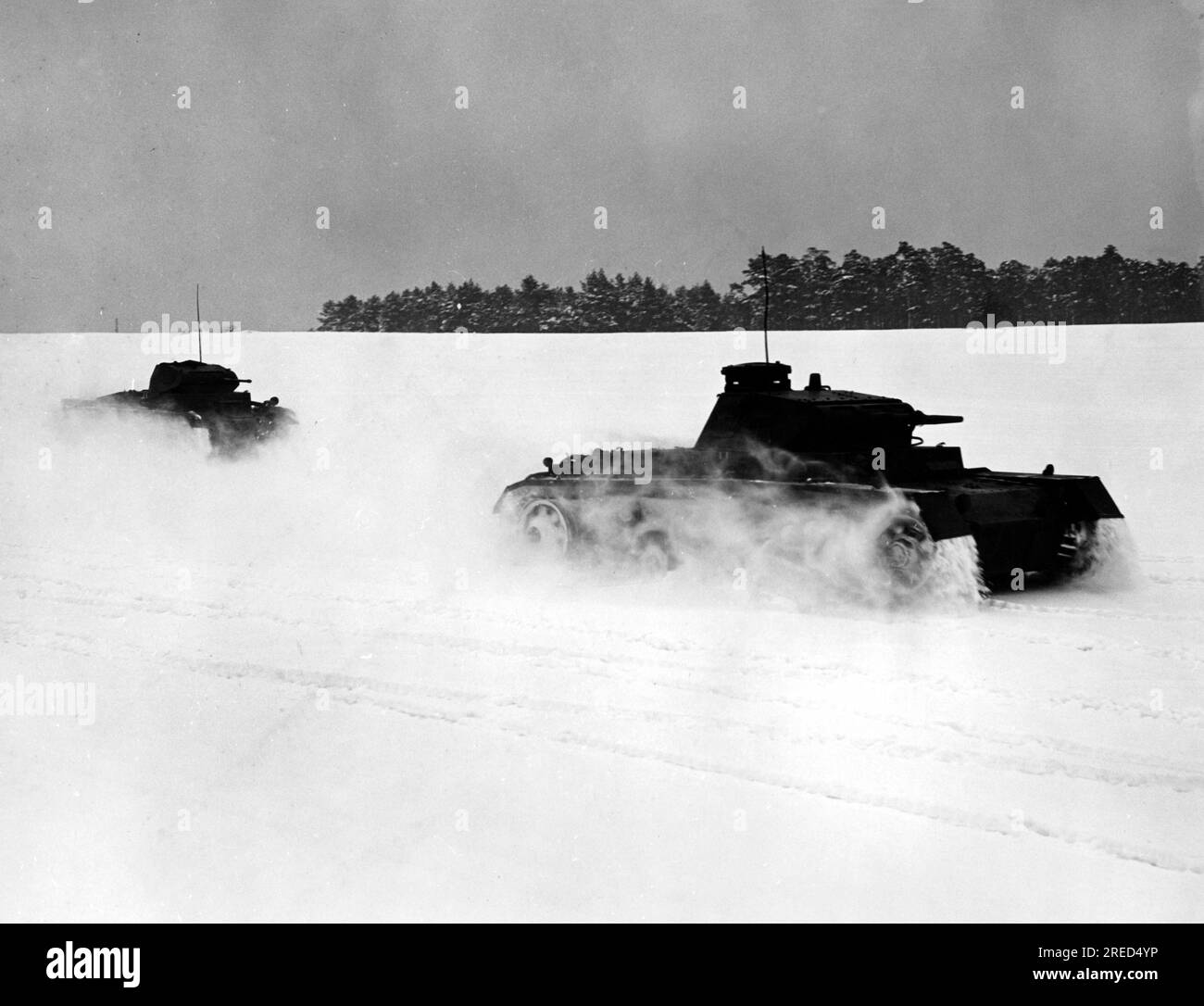 Deutsche Panzer während einer Übung, wahrscheinlich in Deutschland. Rechts ein Vorserienmodell Panzer III Ausf. A, links ein Panzer I. (maschinelle Übersetzung) Stockfoto