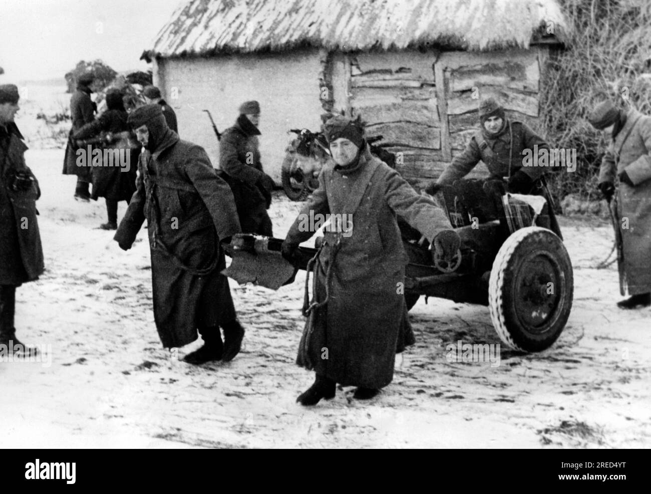 Soldaten im Dezember 1941 mit einem 3,7cm Pak 36. [Maschinelle Übersetzung] Stockfoto