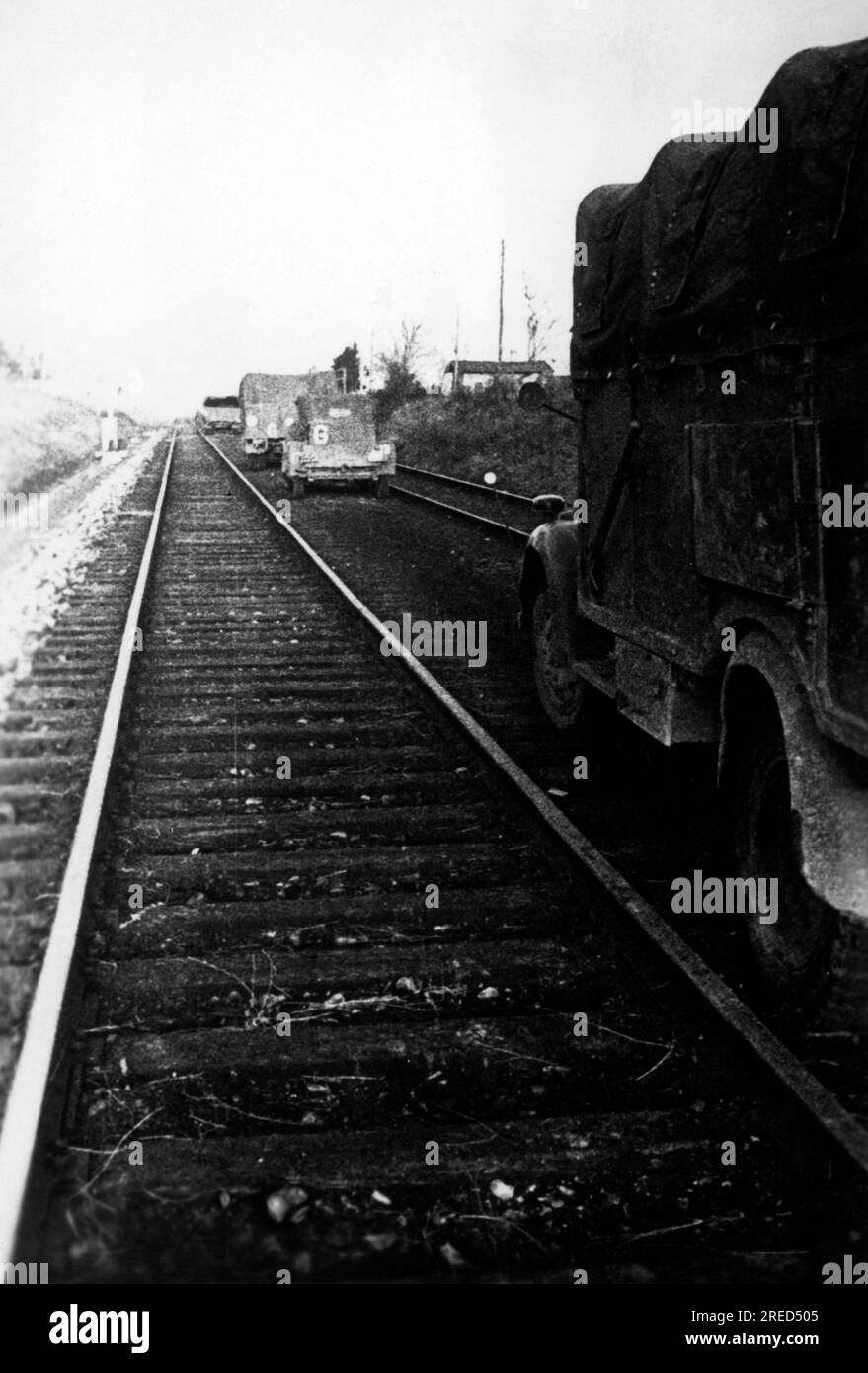 Deutsche Truppen rücken auf einem Bahnsteig nach Tula vor. Die Fahrzeuge sind mit dem G der Guderian-Tankgruppe gekennzeichnet. Foto: Meyer. [Maschinelle Übersetzung] Stockfoto
