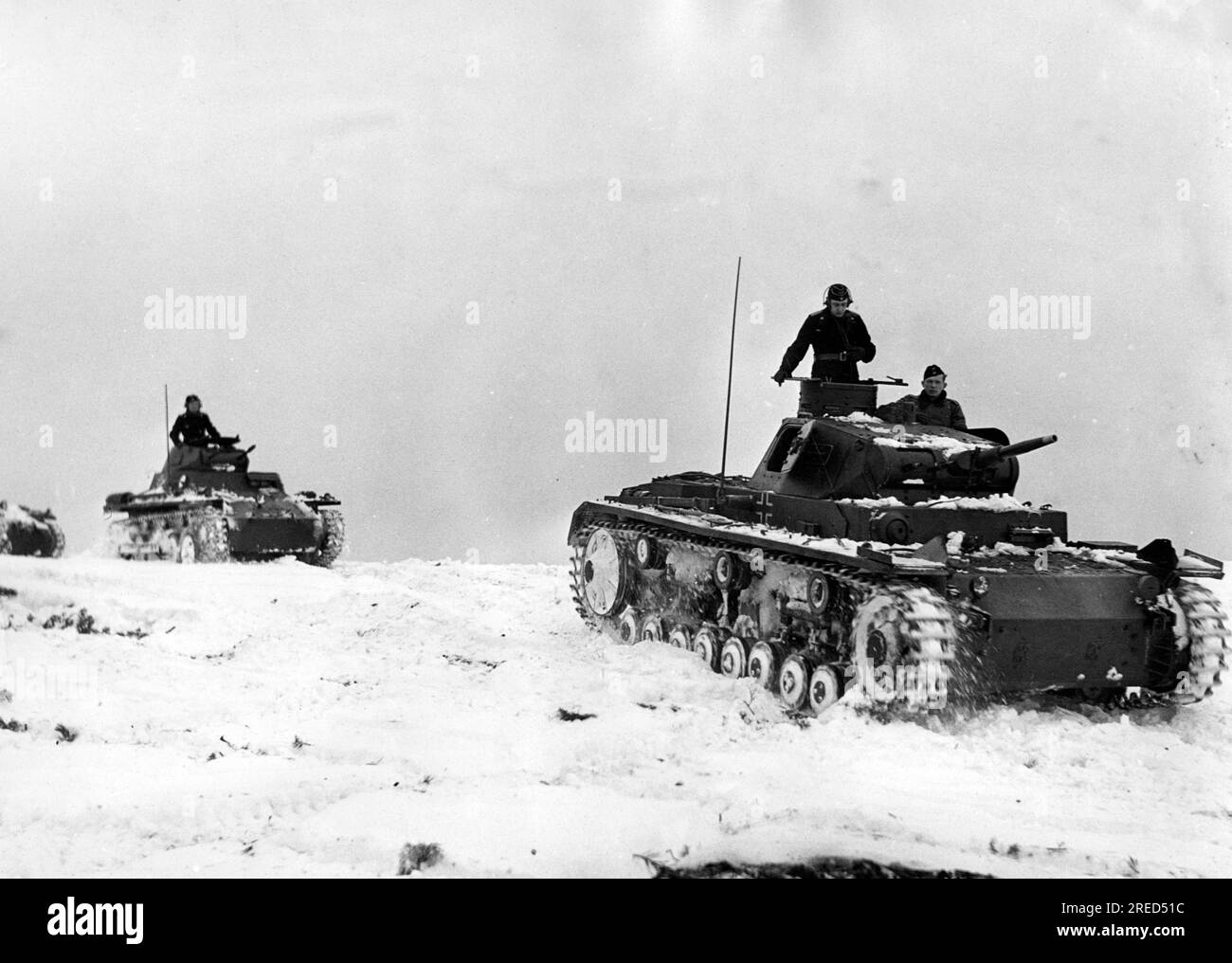 Deutsche Panzer, wahrscheinlich auf einem Trainingsgelände in Deutschland. Vor einer Vorserie Panzer III, dahinter ein Panzer I. (maschinelle Übersetzung) Stockfoto
